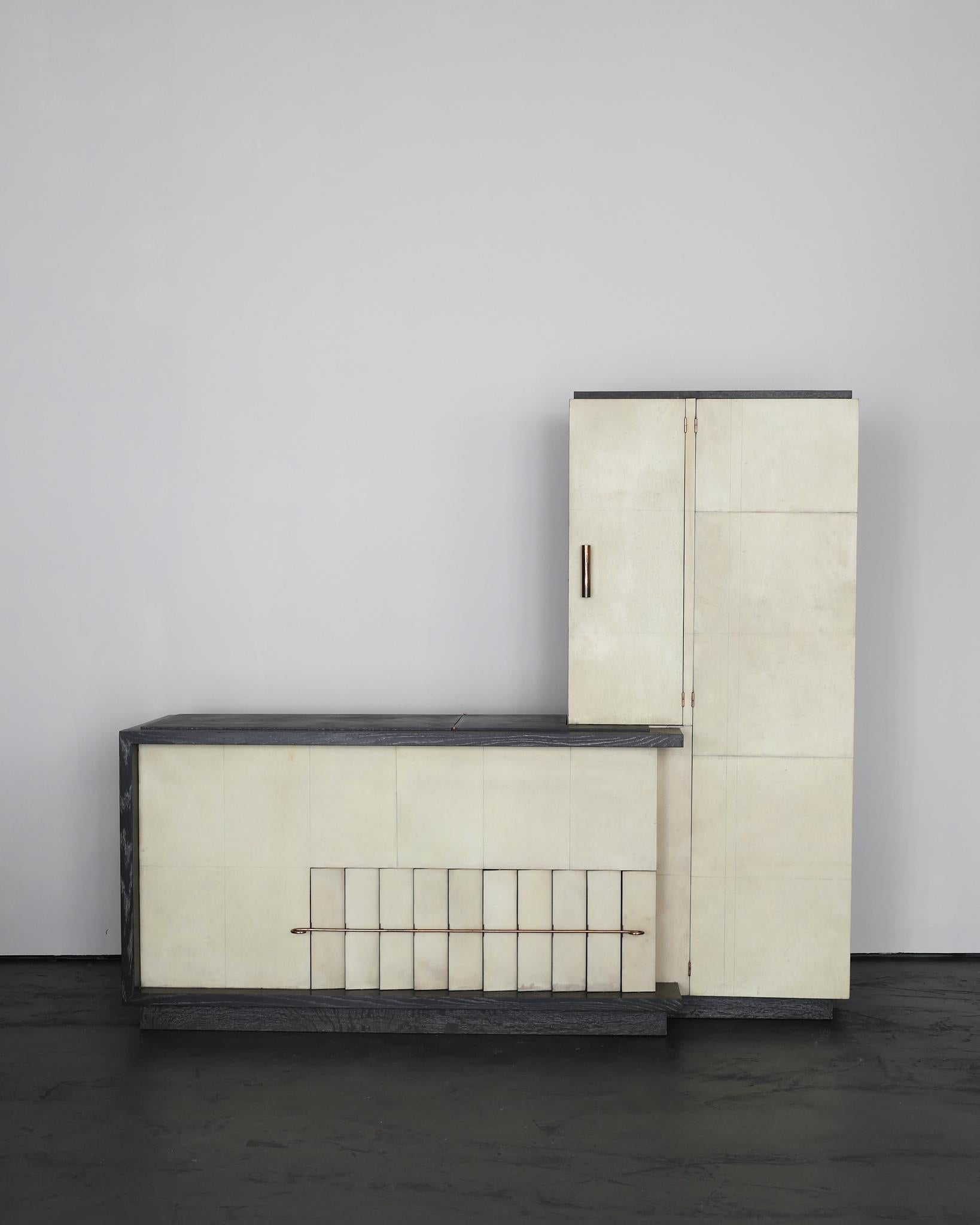 Un importante mobile modernista francese in pergamena e rovere calcinato ebanizzato.
Progettato nel 1937, originariamente come mobile per la musica, ora si presta a diversi usi: bar, deposito o esposizione.
Due scomparti ad apertura superiore,