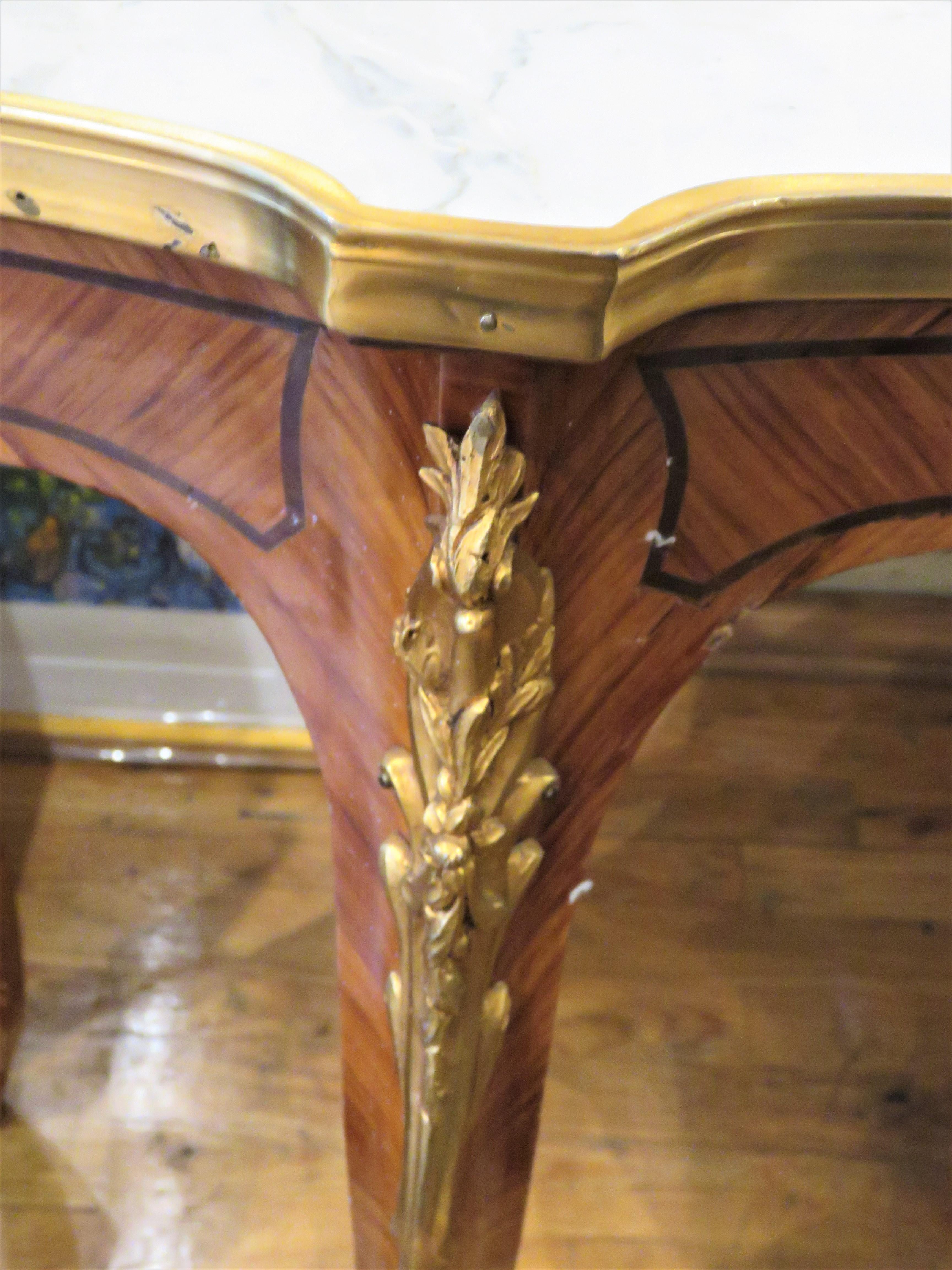  Seltener französischer Mahagoni-Tisch aus vergoldeter Bronze und weißem Marmor aus dem 19. Jahrhundert im Zustand „Gut“ im Angebot in New York, NY