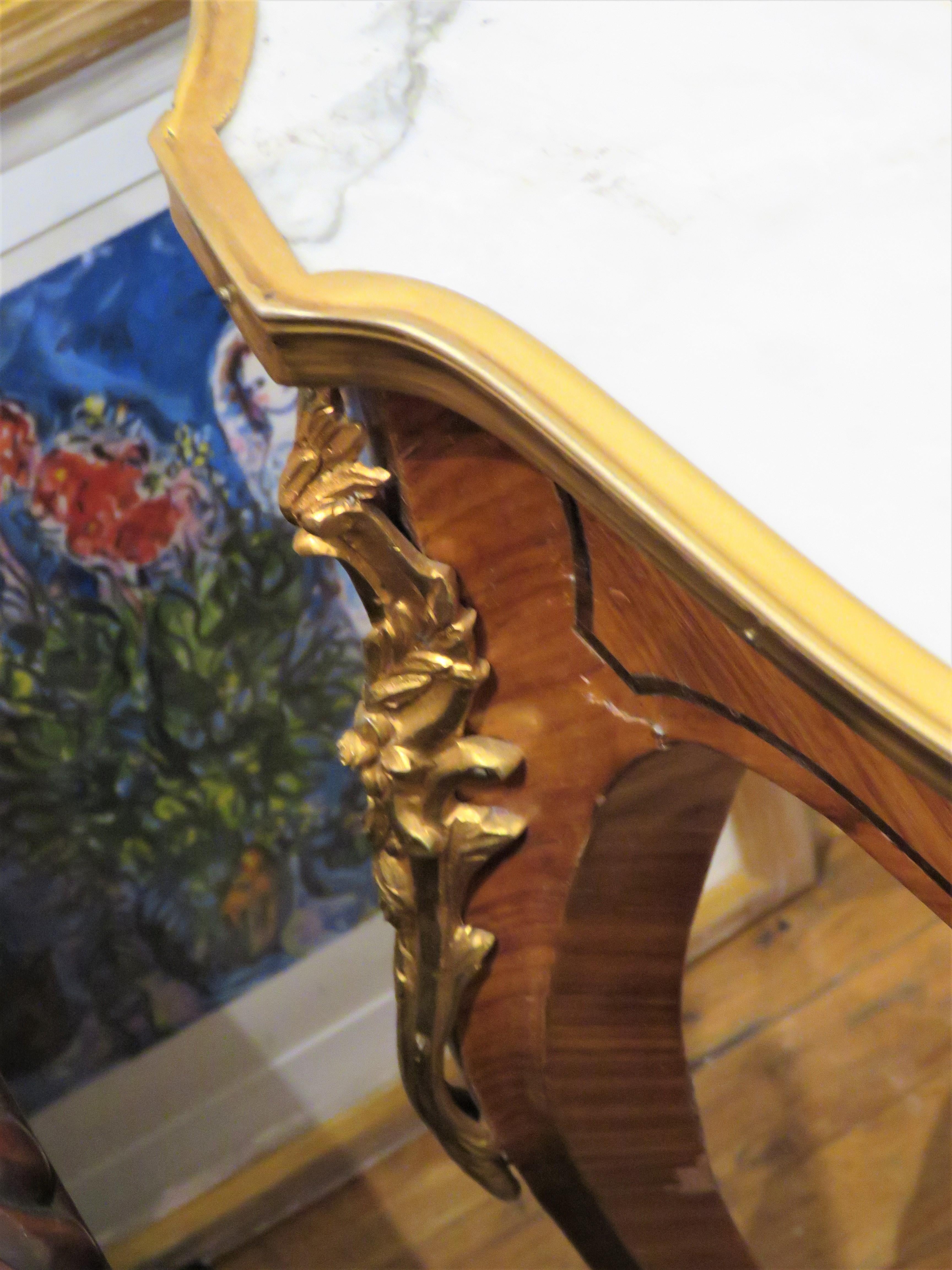  Seltener französischer Mahagoni-Tisch aus vergoldeter Bronze und weißem Marmor aus dem 19. Jahrhundert (20. Jahrhundert) im Angebot