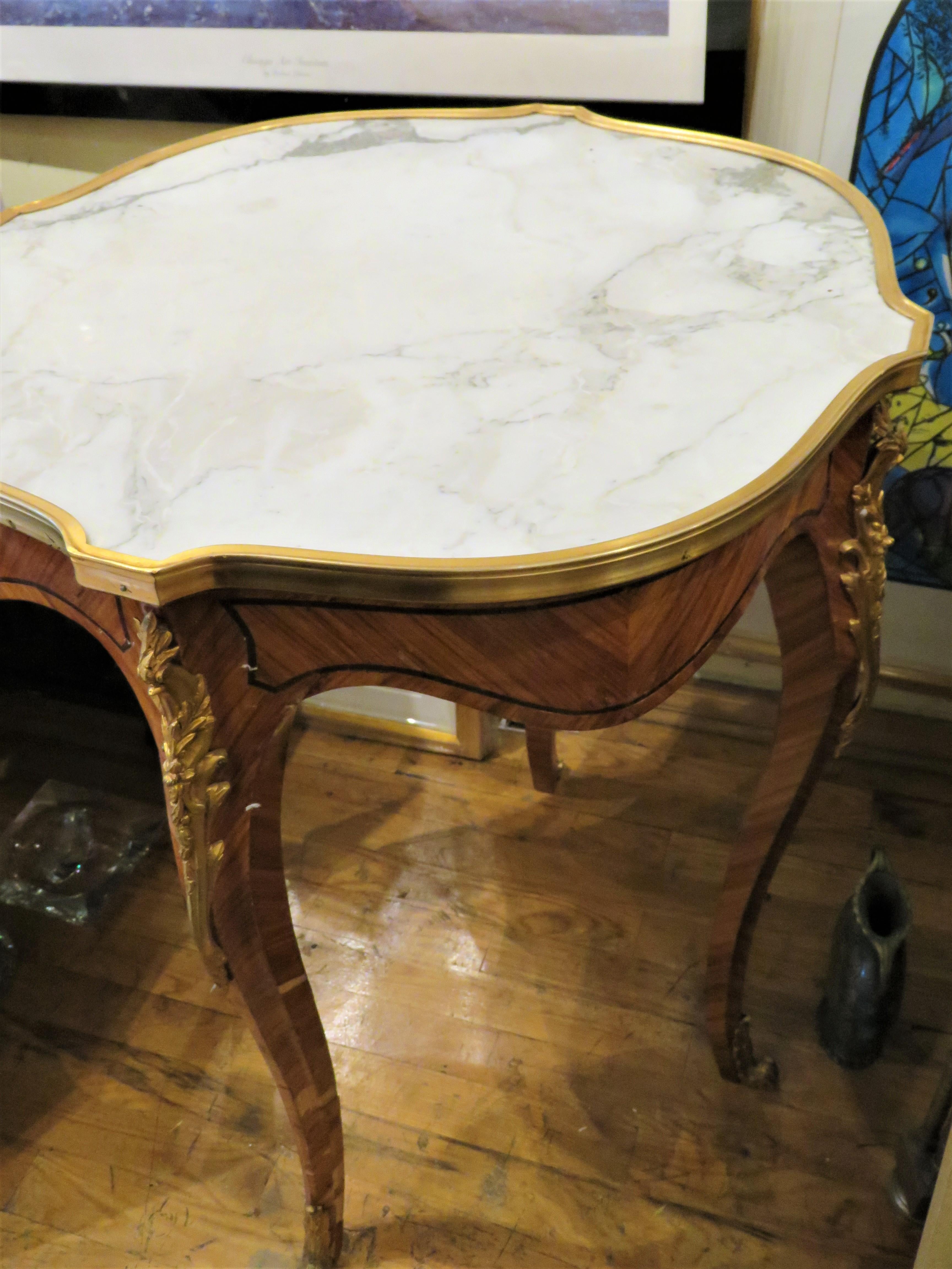 Seltener französischer Mahagoni-Tisch aus vergoldeter Bronze und weißem Marmor aus dem 19. Jahrhundert im Angebot 2
