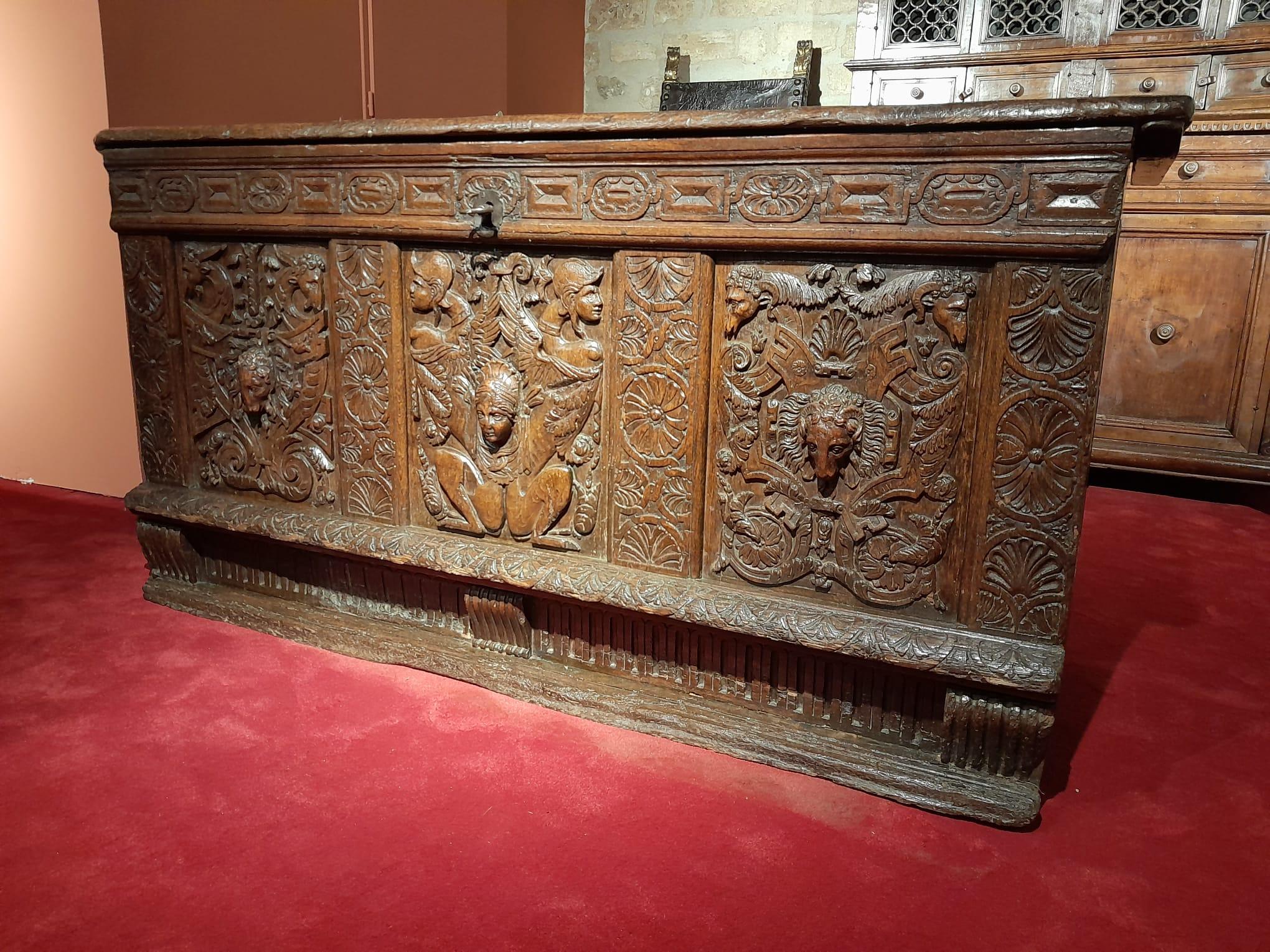 IMPORTANT COFFRE FRANÇAIS DE LA RENAISSANCE

ORIGINE : BOURGOGNE, FRANCE
PÉRIODE : XVIe SIÈCLE, 2e RENAISSANCE FRANÇAISE

Hauteur : 85 cm
Longueur : 170 cm
Profondeur : 68cm

Bois de chêne
Bon état
Serrure originale

Le coffre est un élément