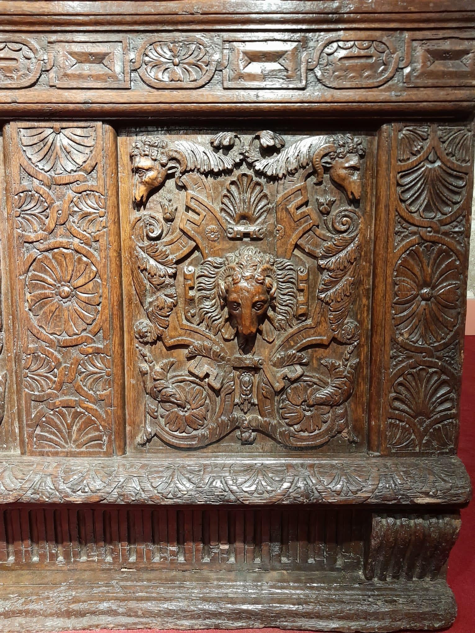 Sculpté à la main Important coffre French Renaissance
