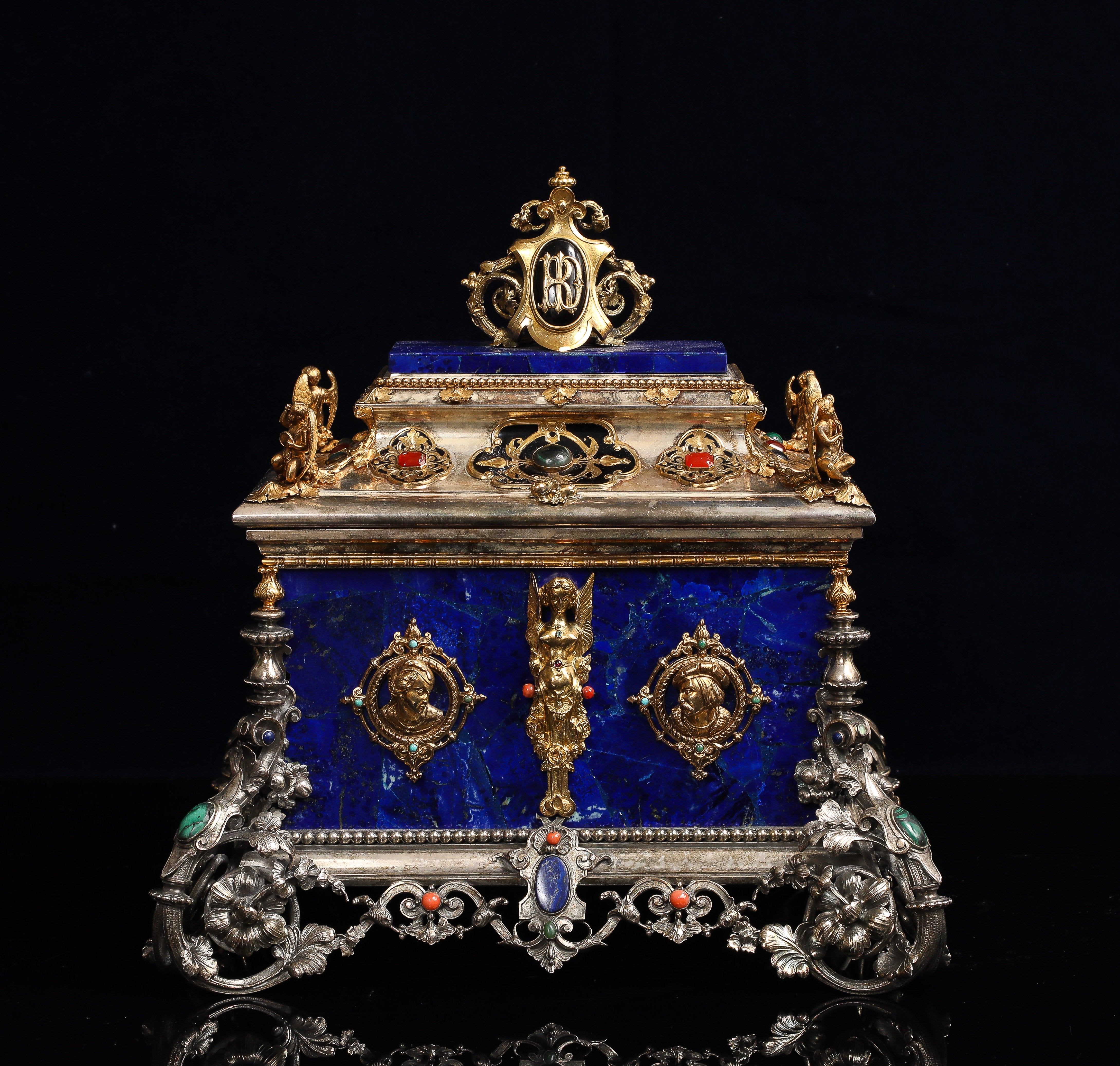 Importante boîte couverte de style Renaissance française, en argent, ornée de panneaux de lapis-lazuli, de figures en bronze doré et de cabochons en joaillerie. La pièce est signée à deux endroits : sur la lèvre intérieure gravée 
