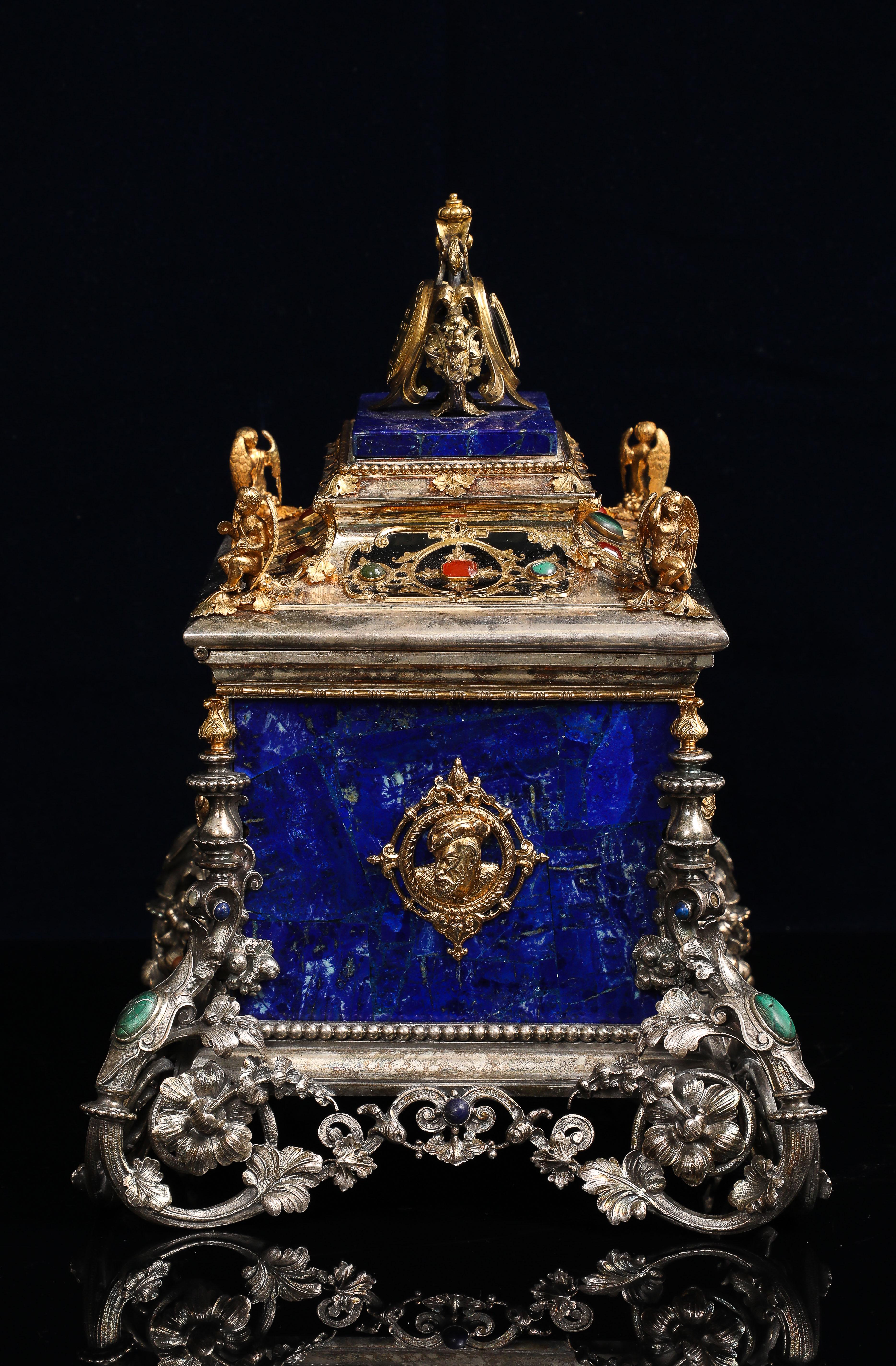 Sculpté à la main Importante boîte couverte en argent, Lapis Lazuli Jewellers, de style renaissance française en vente
