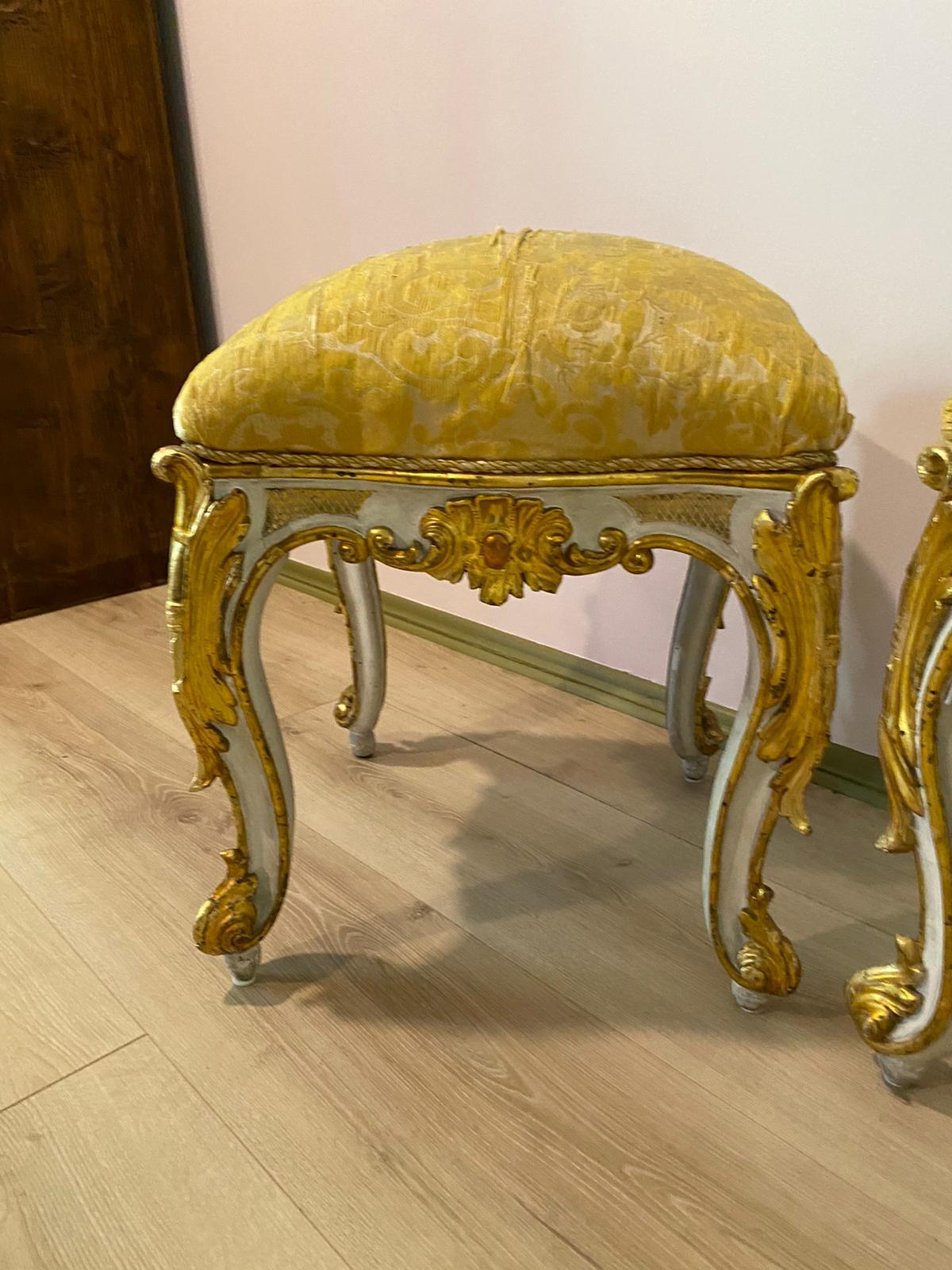 Französisches Sofa, (2) Sessel und ein Tisch aus dem 19. Jahrhundert (Barock) im Angebot