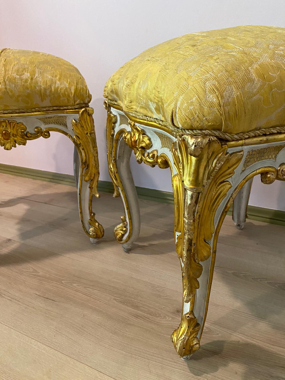 Französisches Sofa, (2) Sessel und ein Tisch aus dem 19. Jahrhundert (Handgefertigt) im Angebot