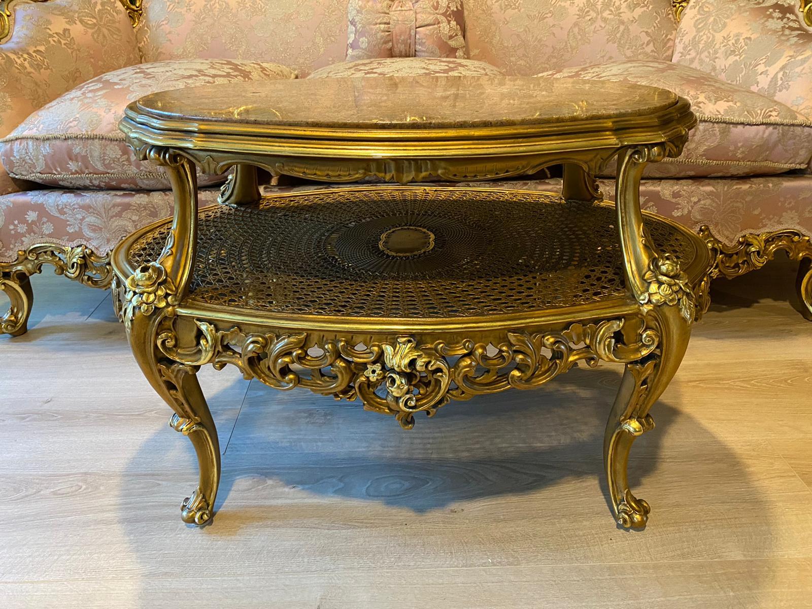 Fait main Important canapé français, (2) fauteuils et une table de fin du 19ème siècle en vente