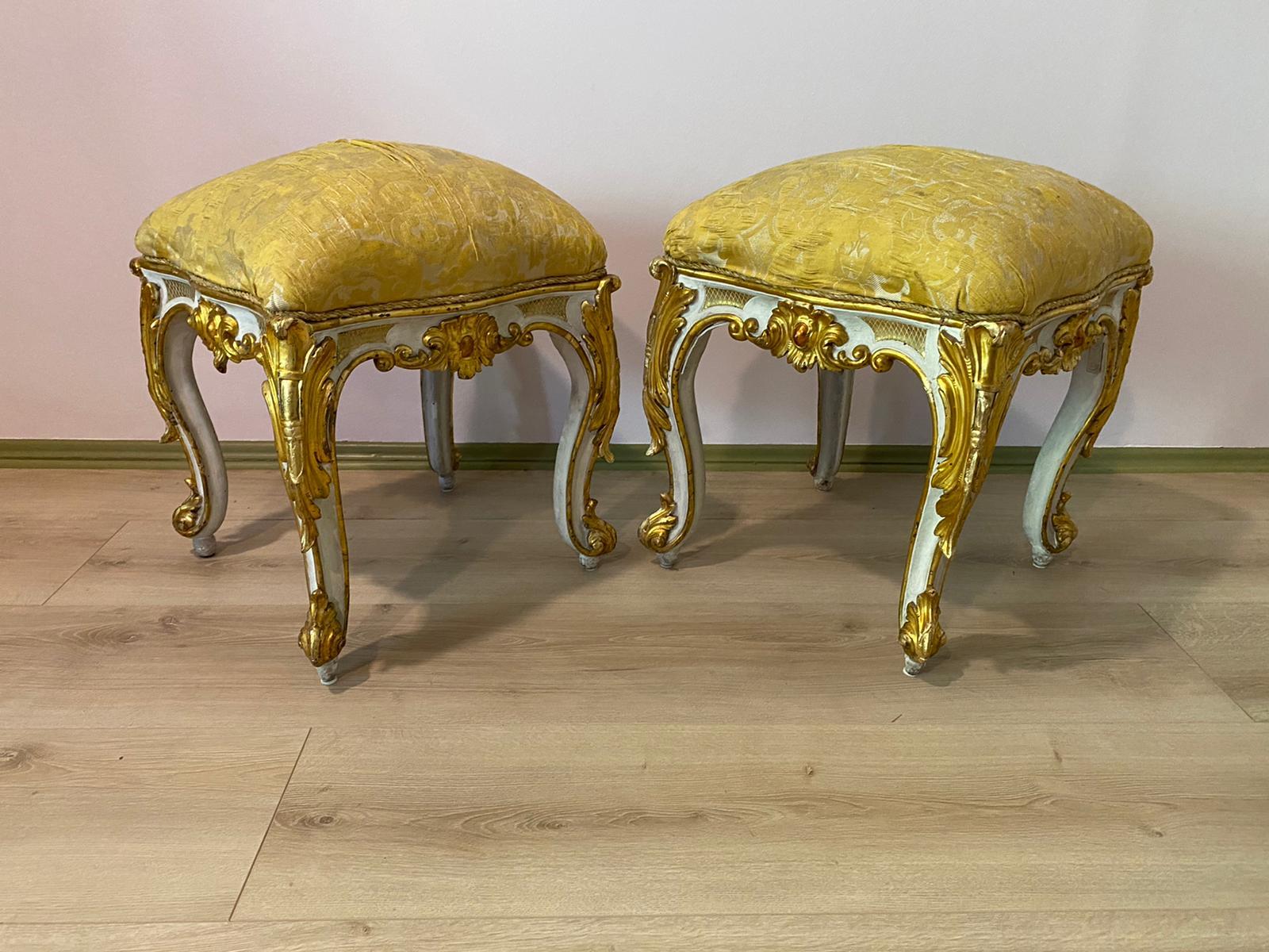 Fait main Important canapé français, (2) fauteuils et une table de fin du 19ème siècle en vente