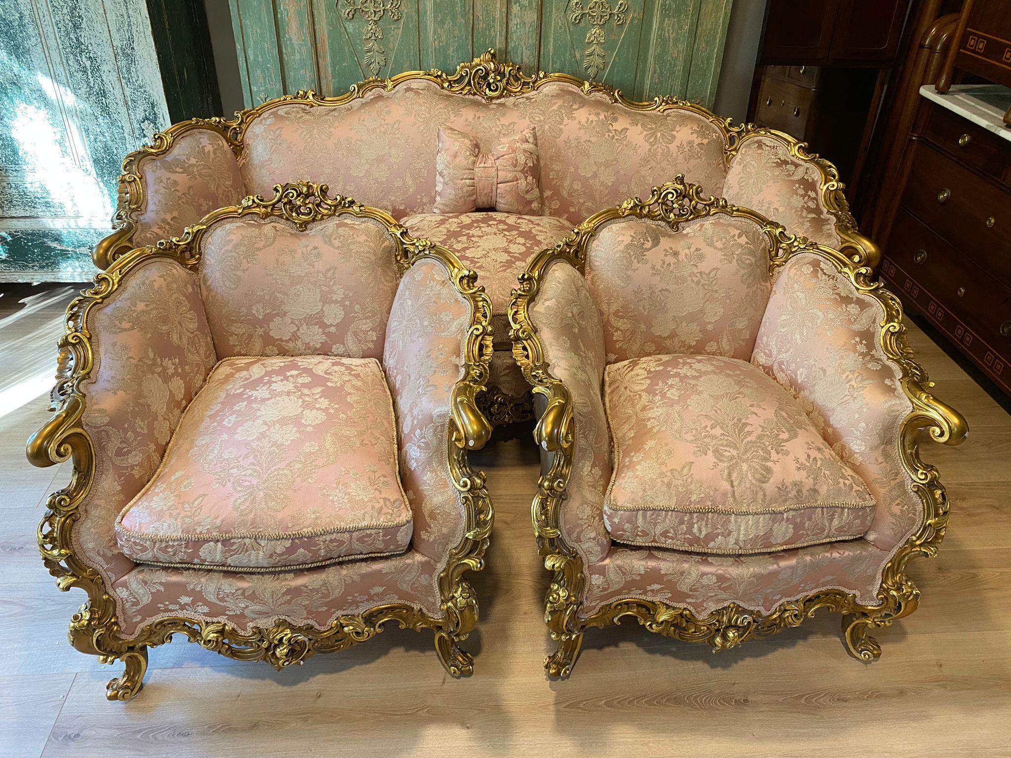 Soie Important canapé français, (2) fauteuils et une table de fin du 19ème siècle en vente