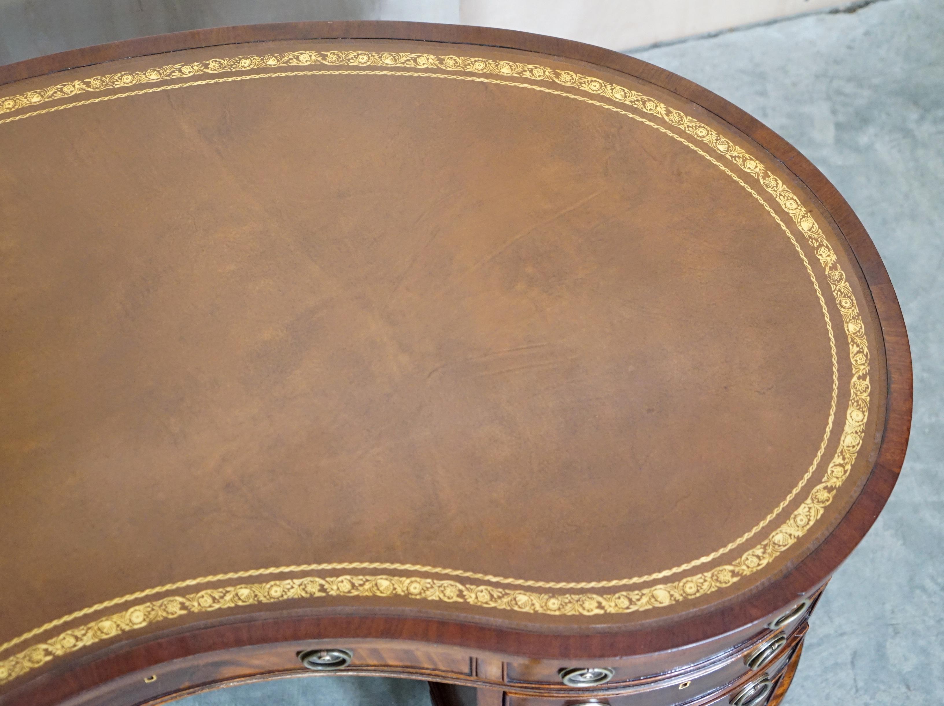 Importante Escritorio Victoriano Antiguo totalmente restaurado con respaldo de librería y tapa de riñón de cuero en venta 3