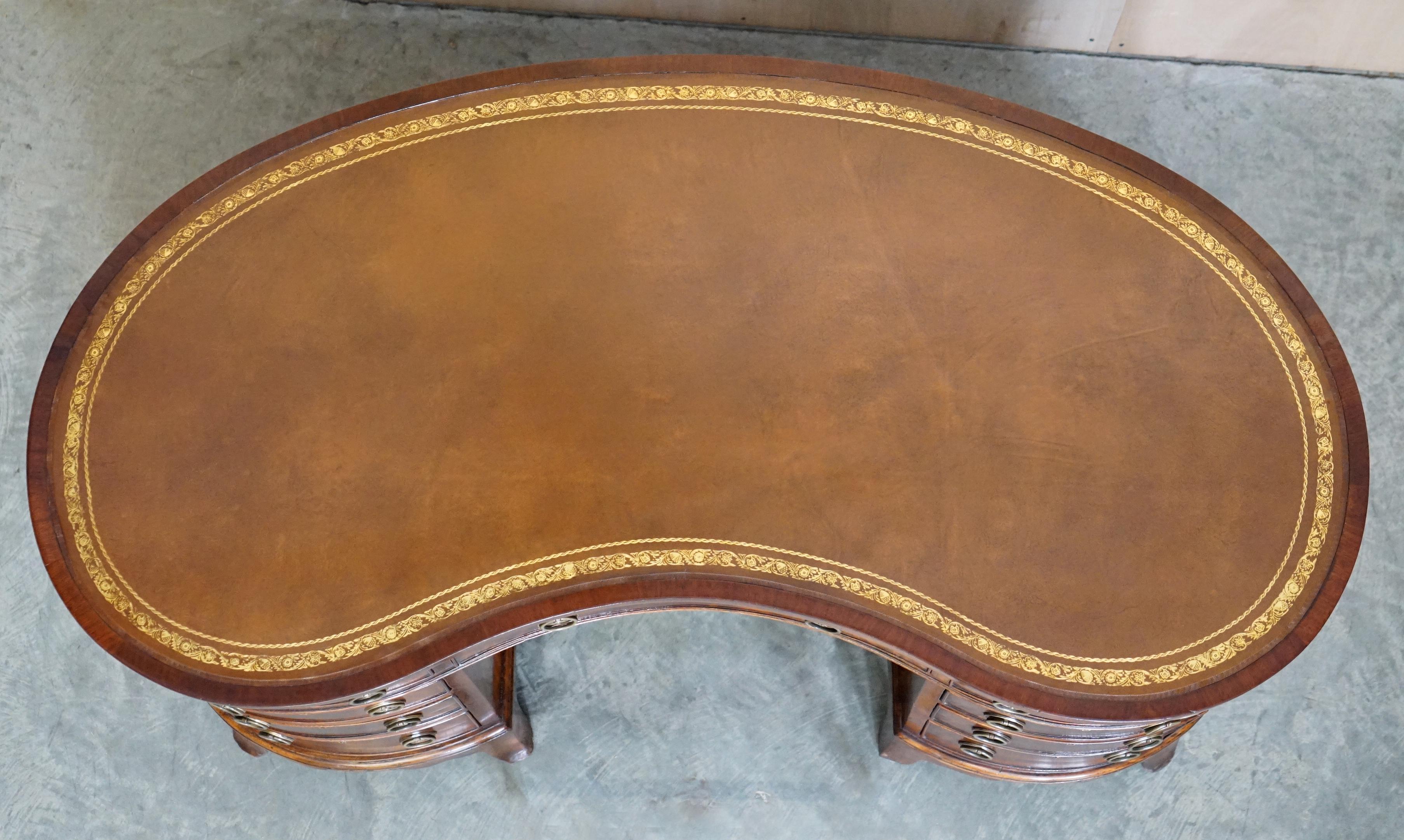 Importante Escritorio Victoriano Antiguo totalmente restaurado con respaldo de librería y tapa de riñón de cuero en venta 1