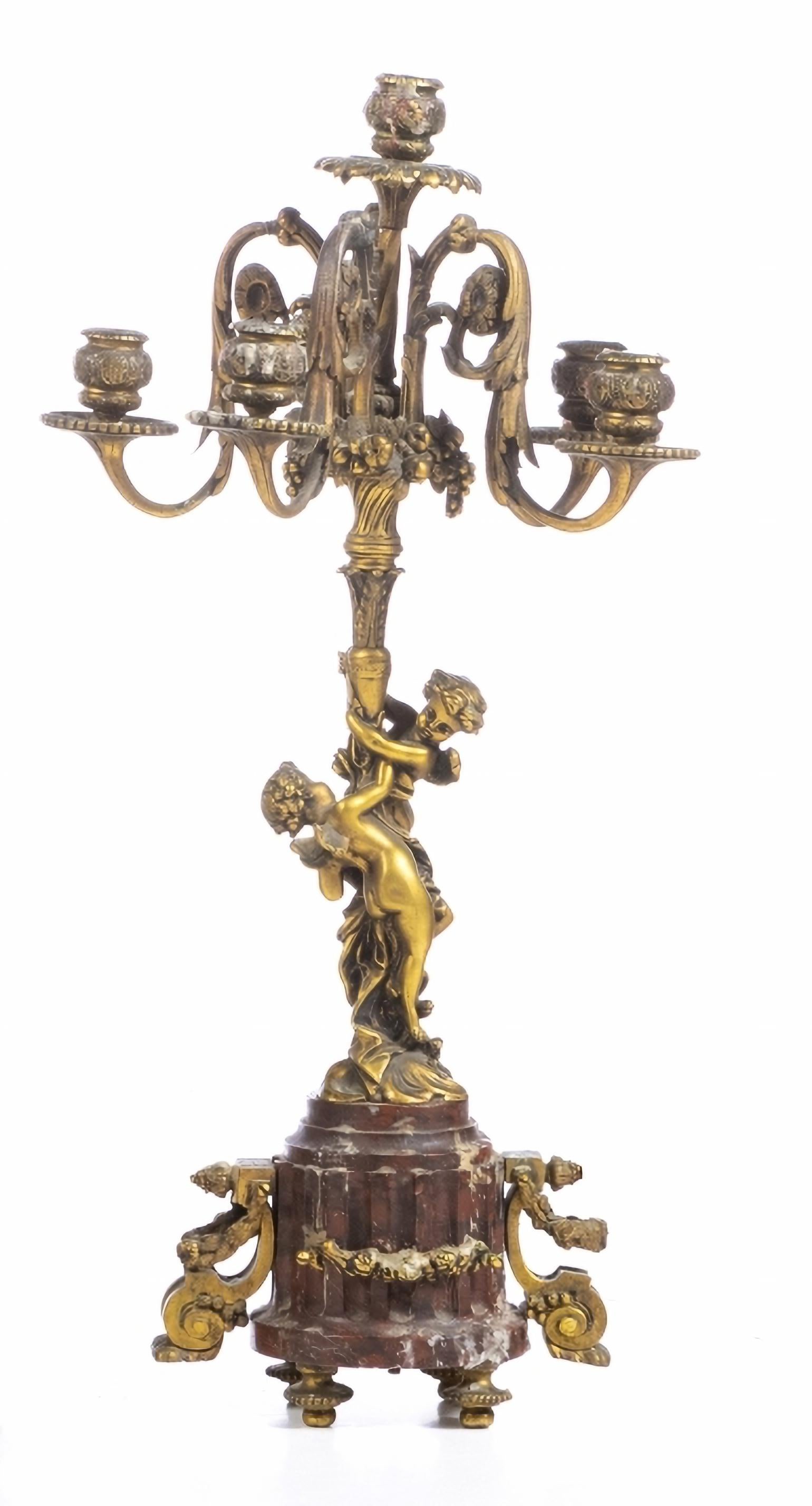Saisie-arrêt

Français, fin du XIXe siècle
en bronze doré et en marbre rouge,
composé de : horloge et deux candélabres à cinq lumières.
Montre avec cadran émaillé avec chiffres arabes.
Machine à horloge portant l'inscription 