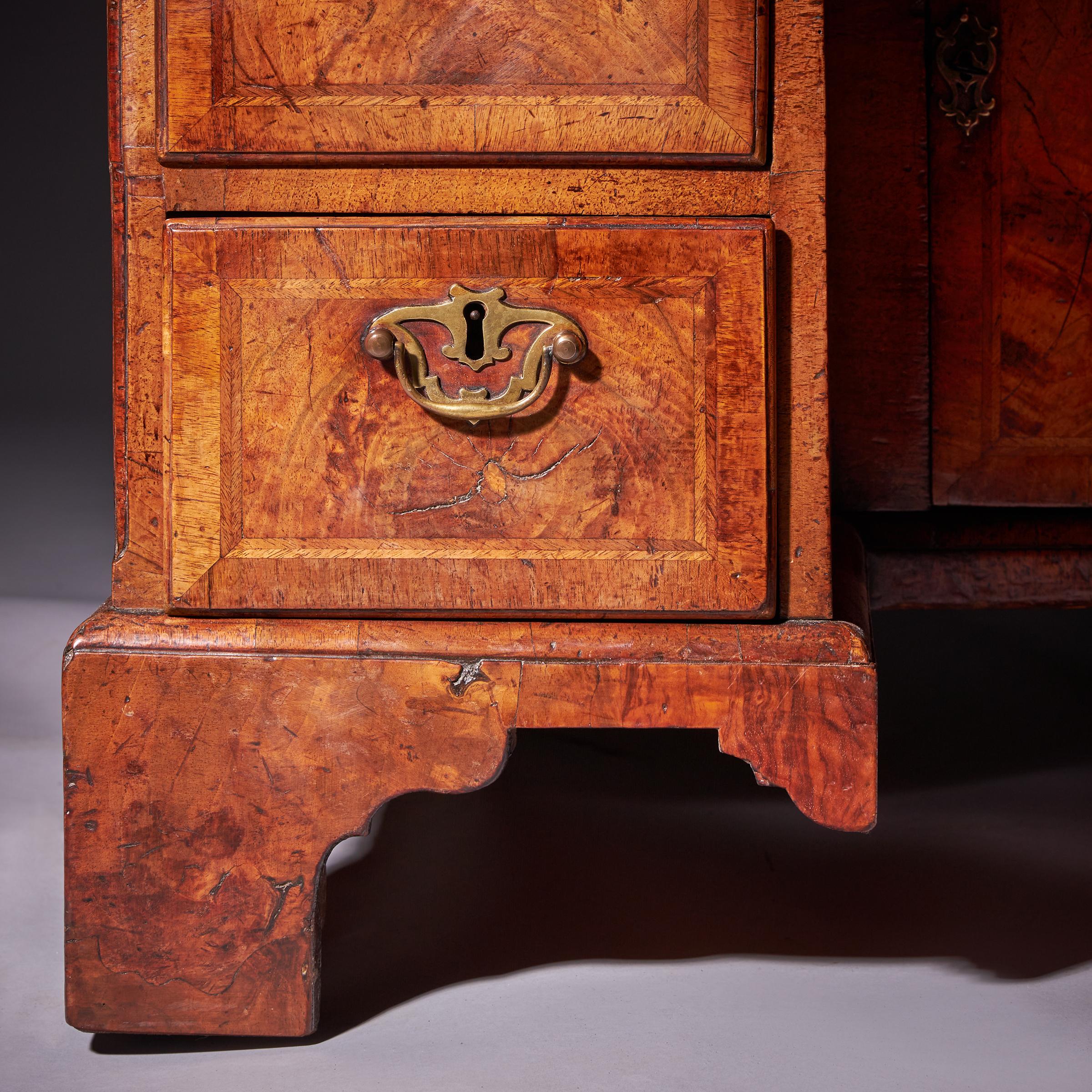 Importante escritorio de rodillera de nogal figurado Jorge II Circa 1730-1740, Inglaterra en venta 6