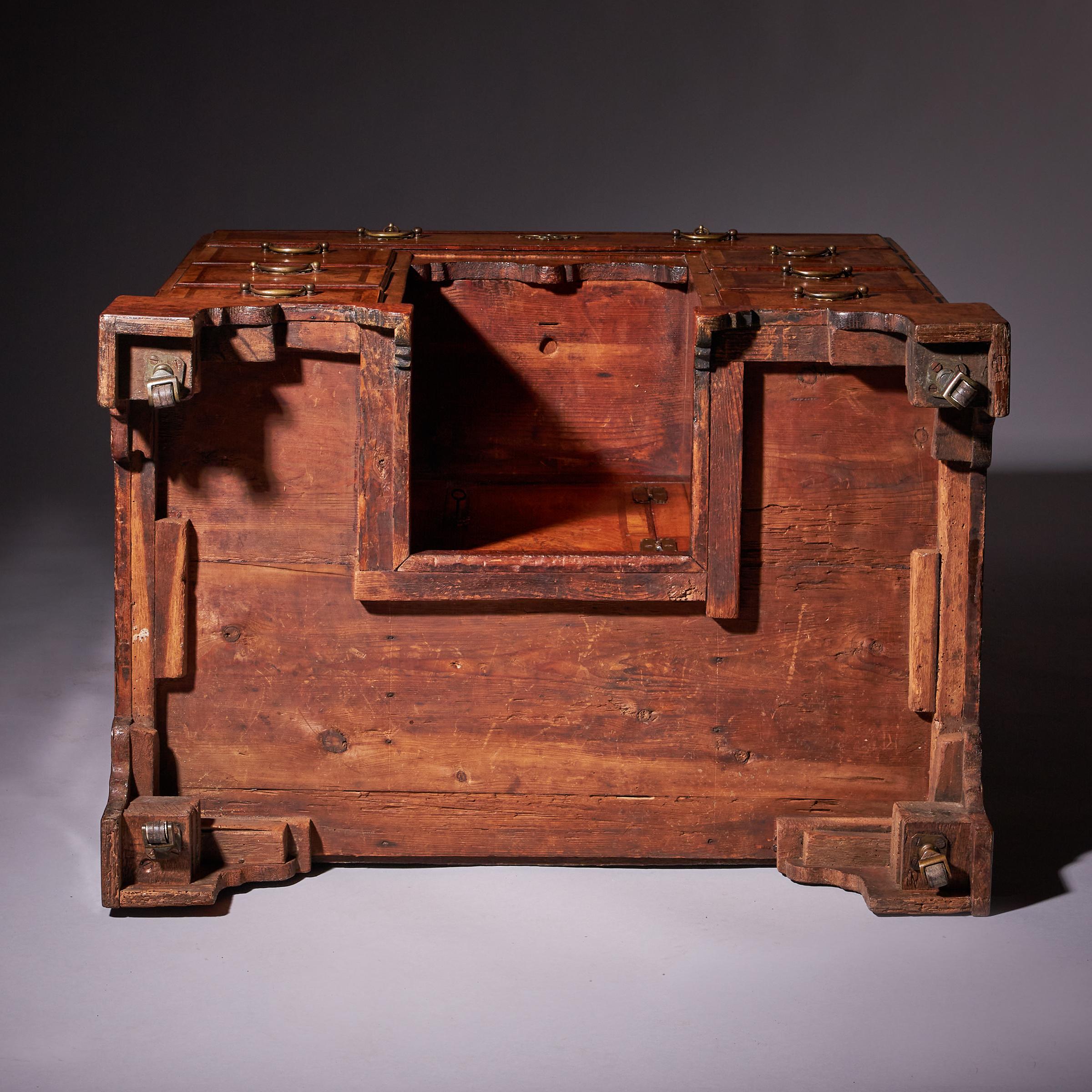 Importante escritorio de rodillera de nogal figurado Jorge II Circa 1730-1740, Inglaterra en venta 10