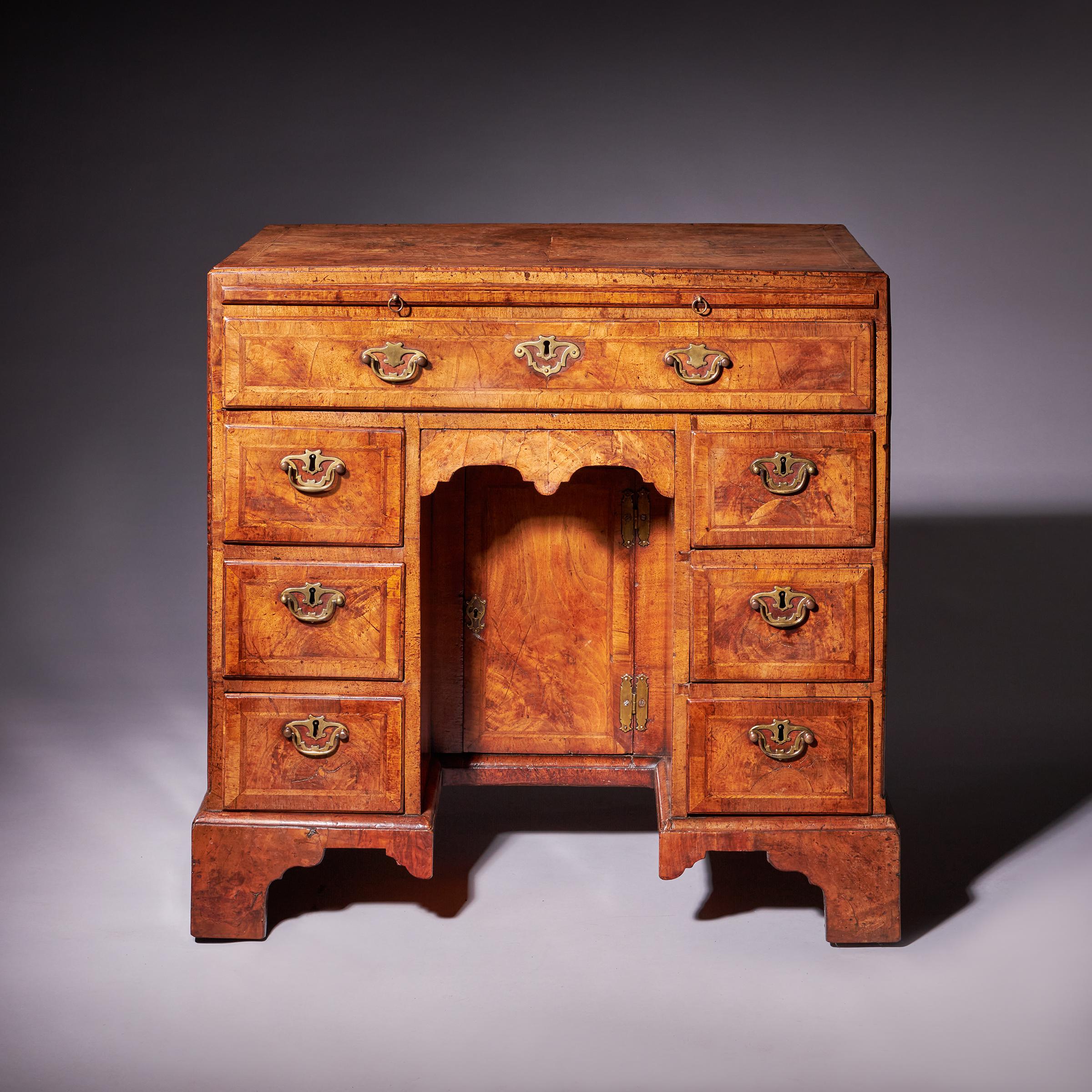 Importante Escritorio de Rodilla de Nogal Figurado Jorge II
Hacia 1730-1740, Inglaterra

Esta pieza excepcional, atribuida al ebanista londinense Giles Grendey, es un magnífico ejemplo de la artesanía georgiana. 

La parte superior moldeada en