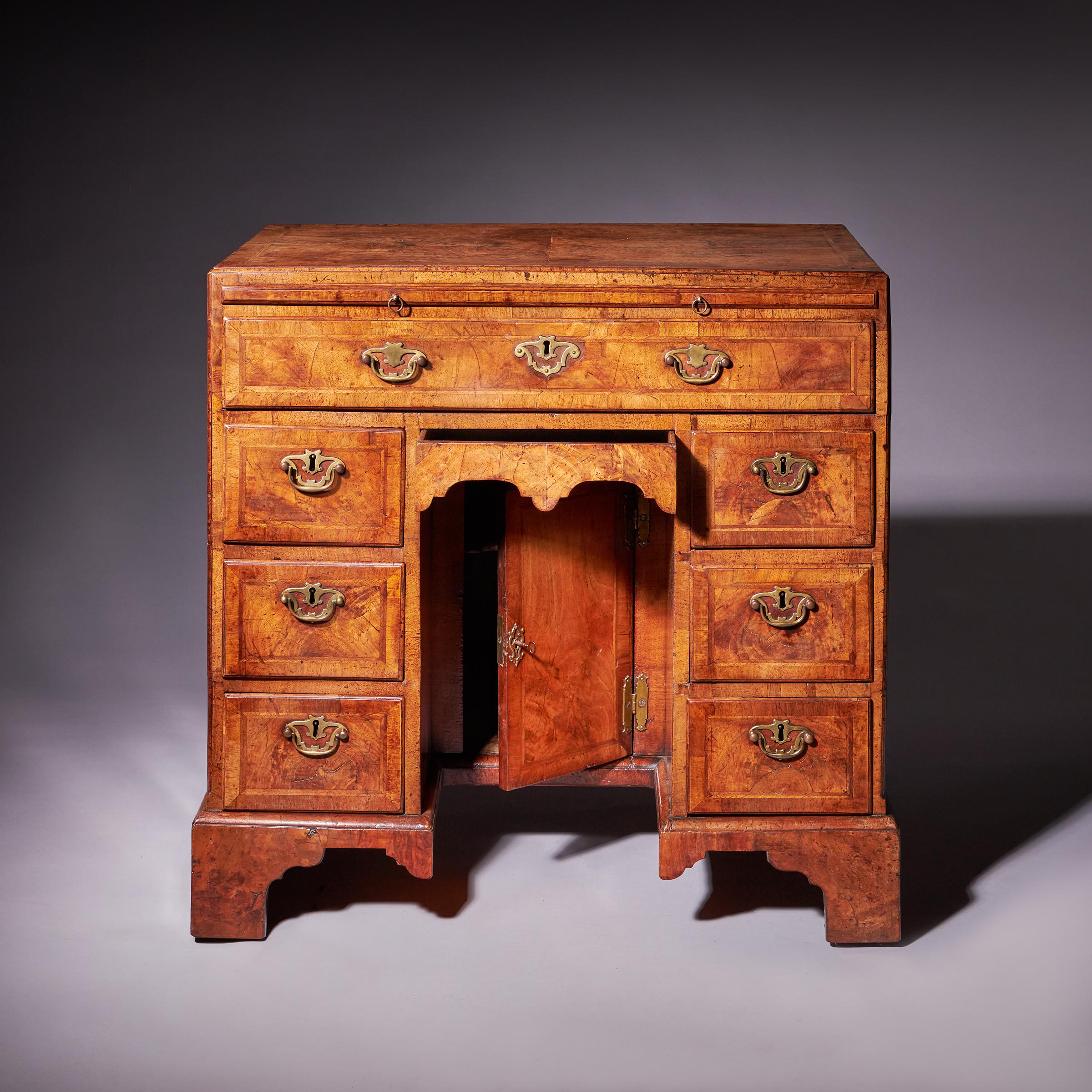 Importante escritorio de rodillera de nogal figurado Jorge II Circa 1730-1740, Inglaterra Inglés en venta