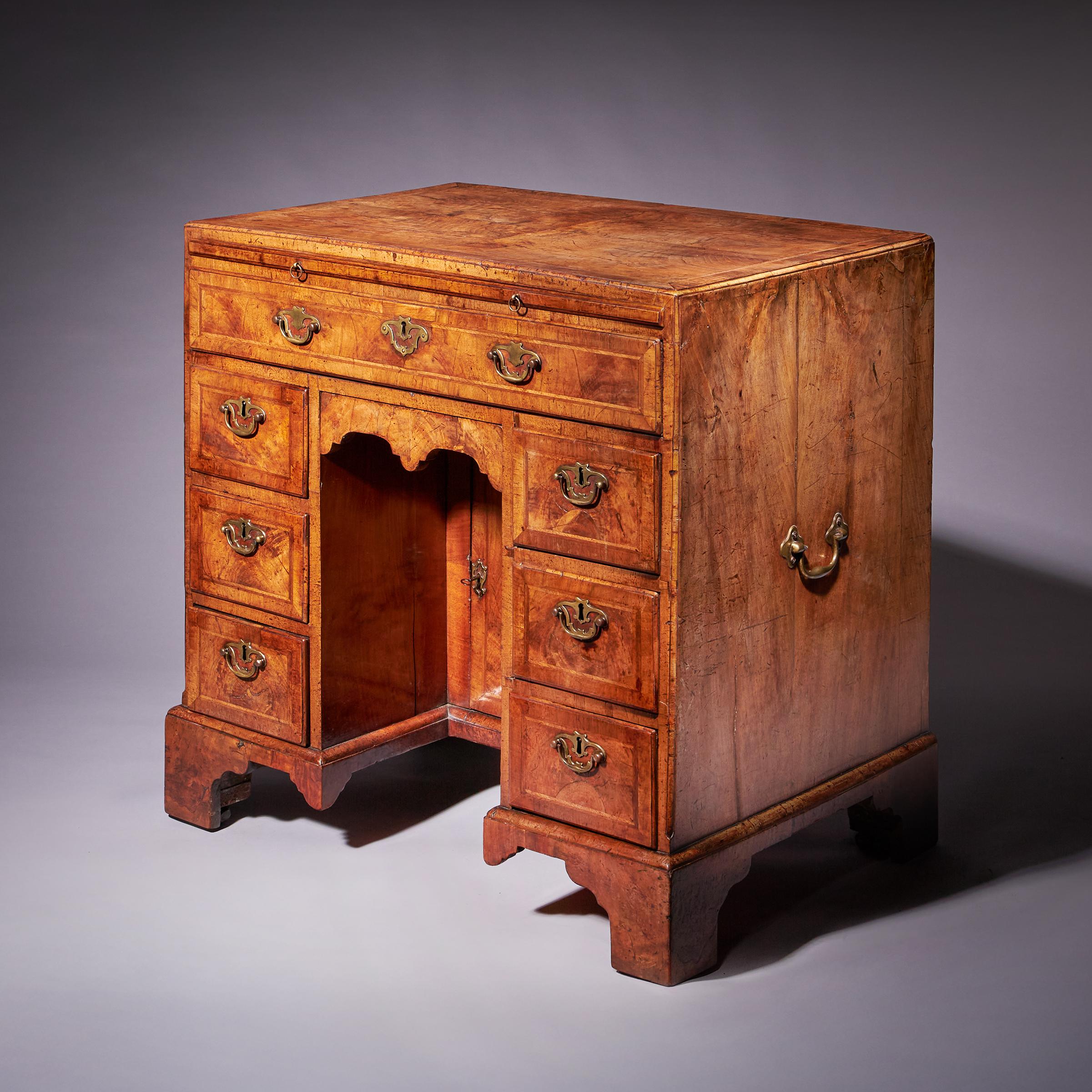 Importante escritorio de rodillera de nogal figurado Jorge II Circa 1730-1740, Inglaterra en Bueno estado para la venta en Oxfordshire, United Kingdom