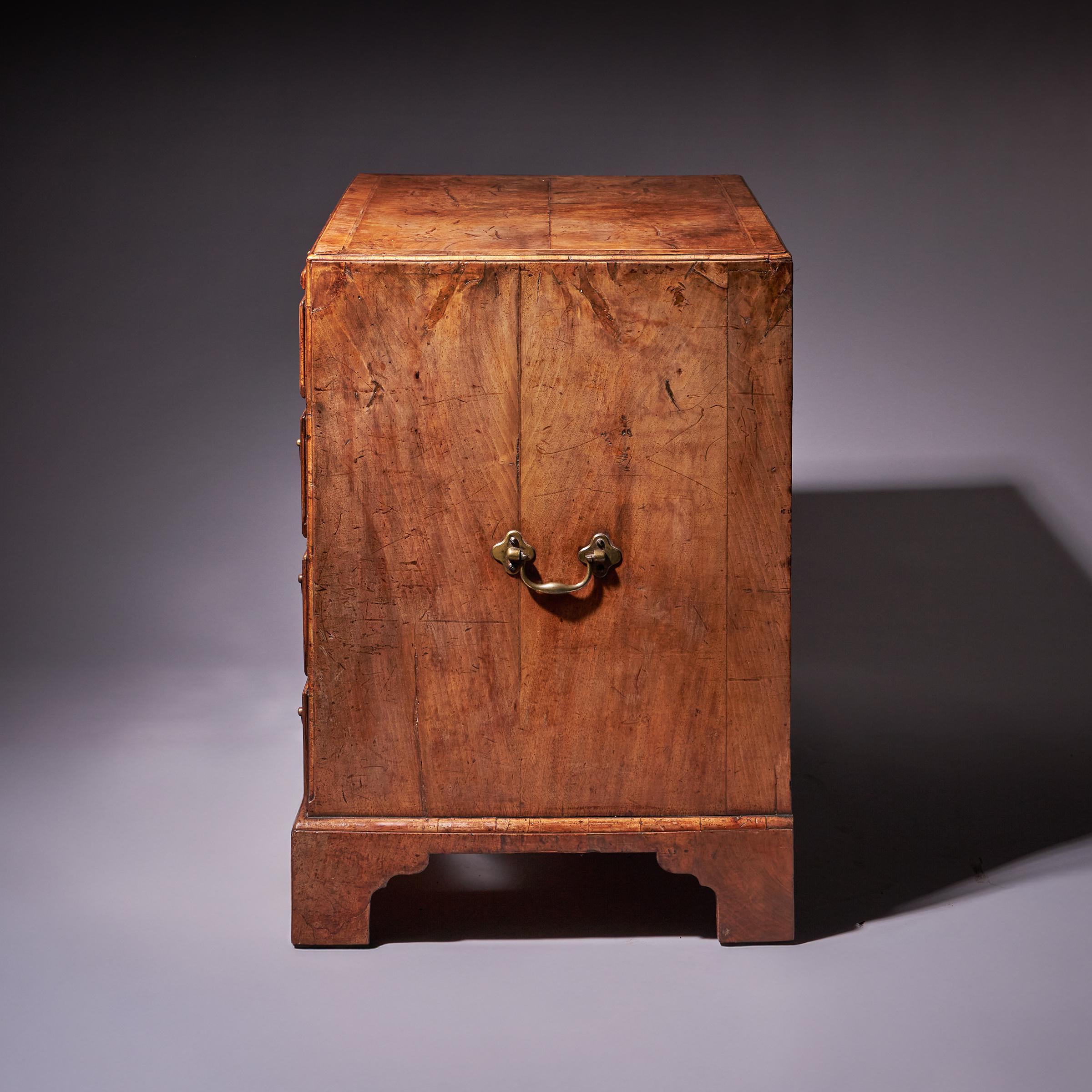 Importante escritorio de rodillera de nogal figurado Jorge II Circa 1730-1740, Inglaterra Nogal en venta