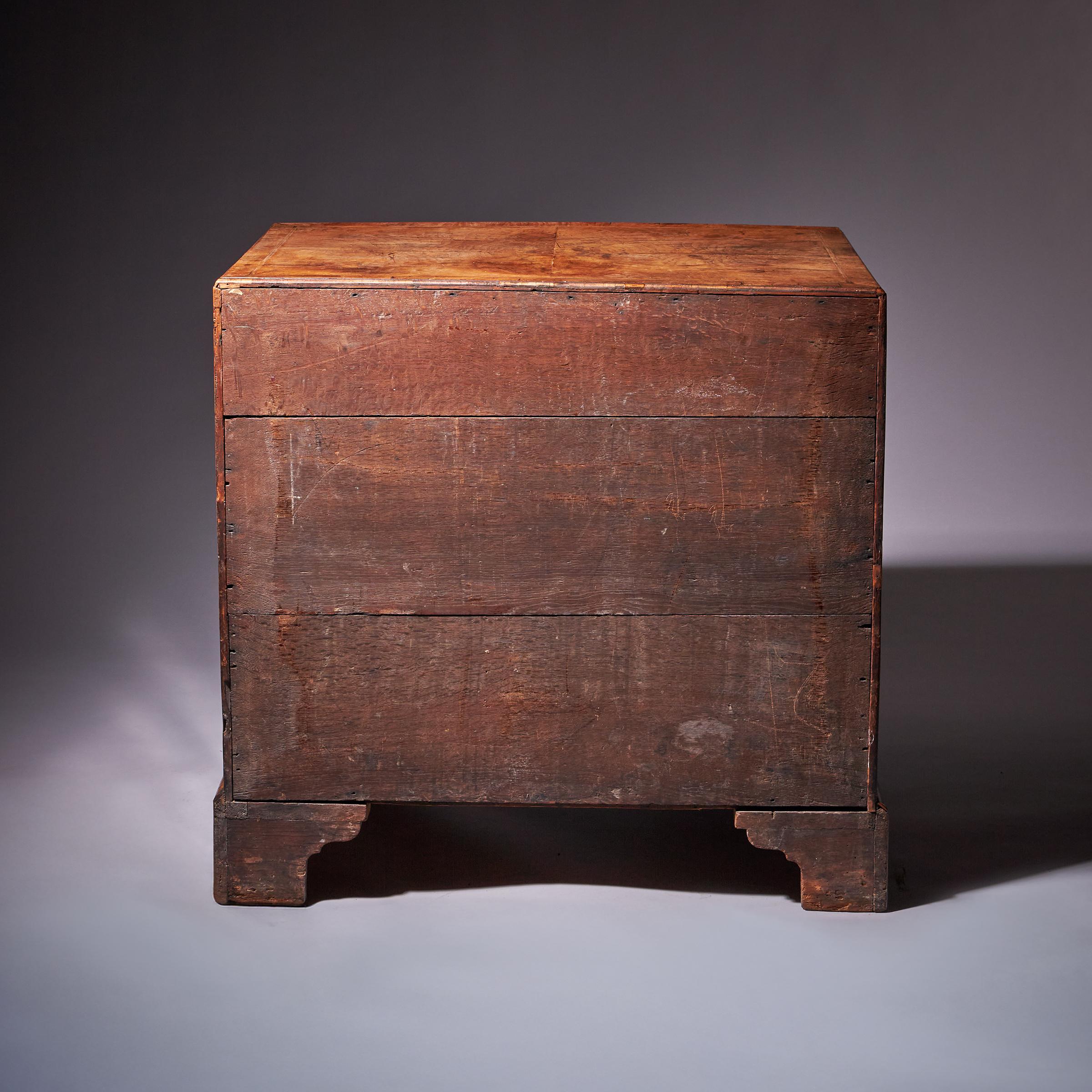 Importante escritorio de rodillera de nogal figurado Jorge II Circa 1730-1740, Inglaterra en venta 1