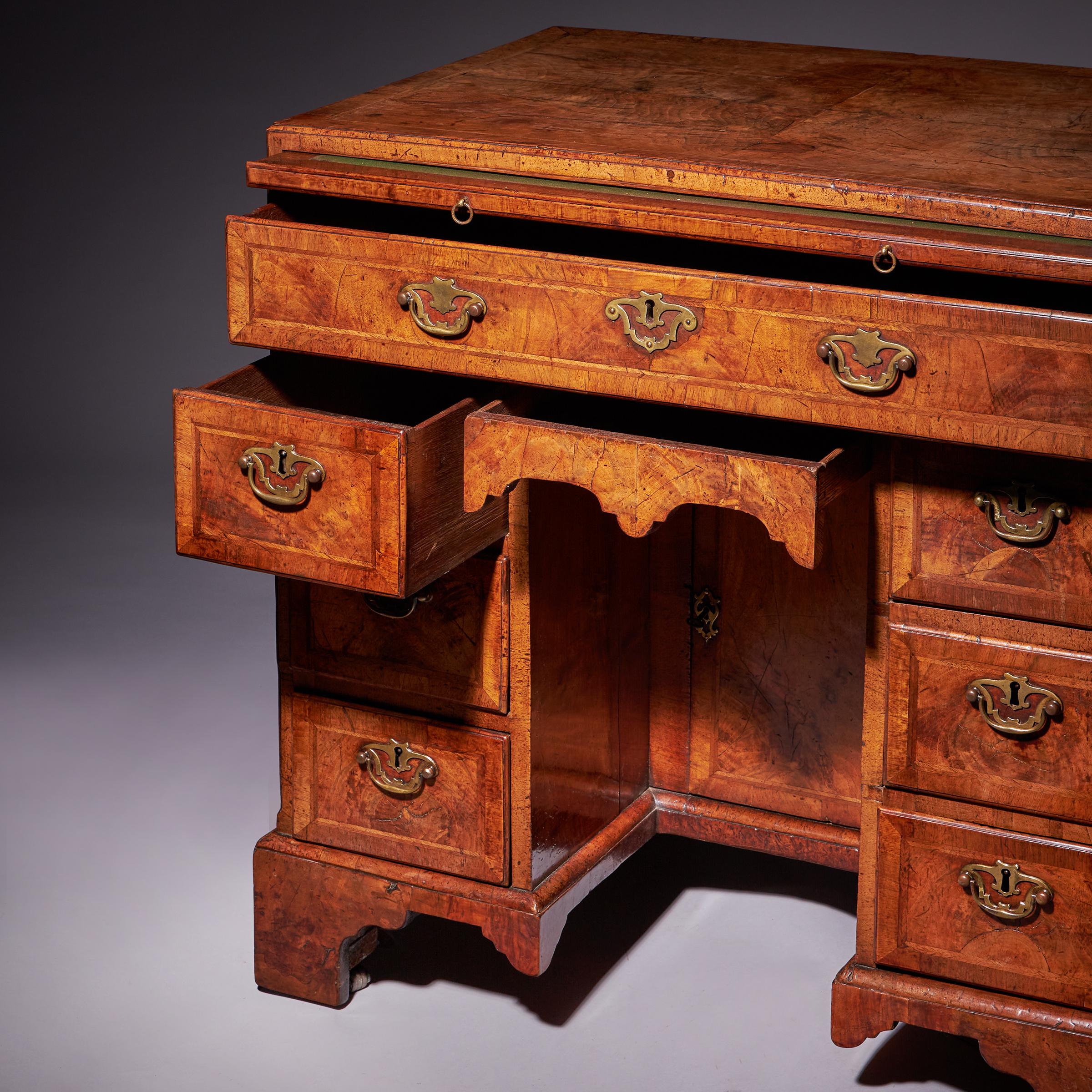Importante escritorio de rodillera de nogal figurado Jorge II Circa 1730-1740, Inglaterra en venta 2