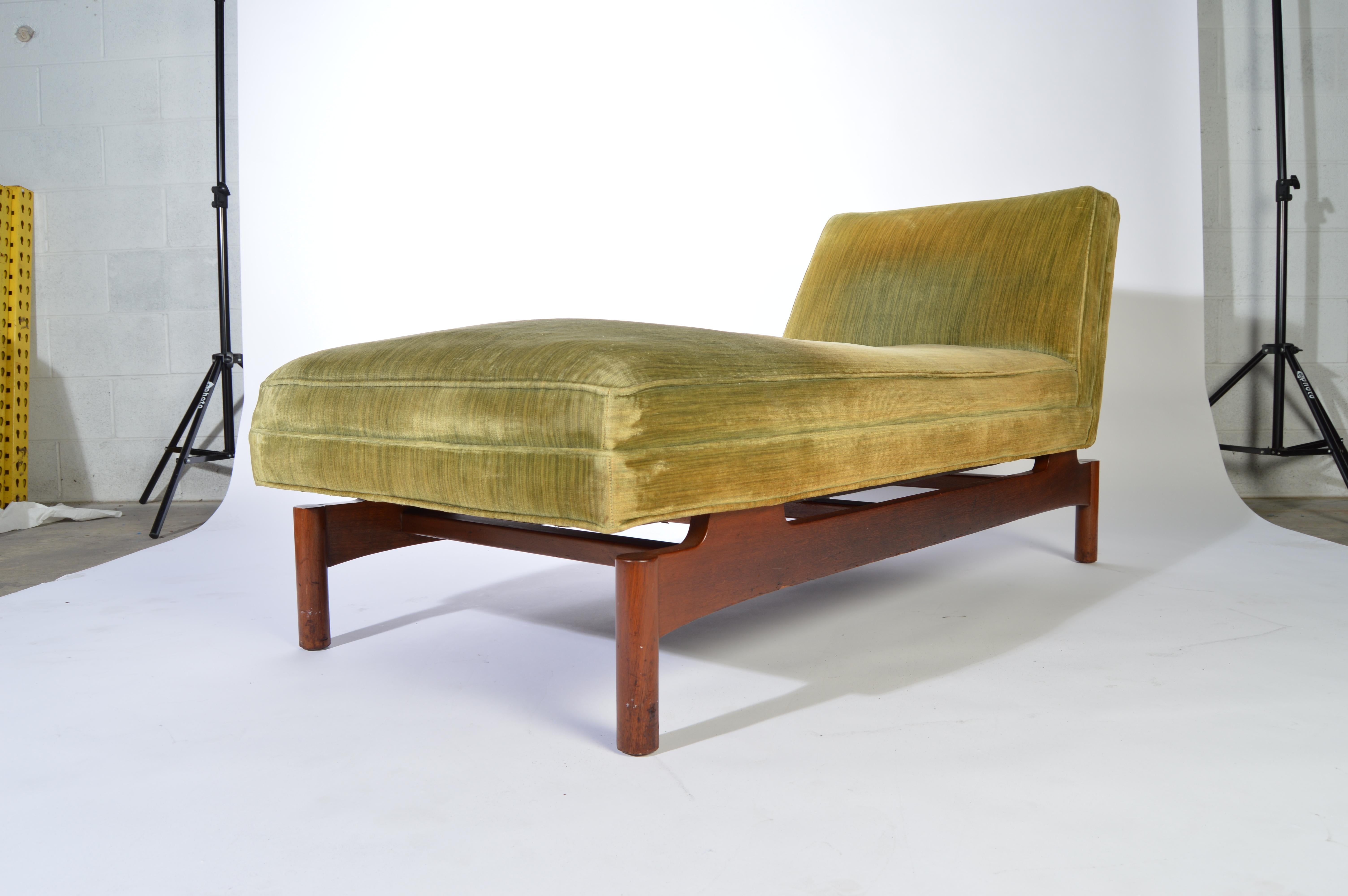 Important Gerald Luss for Lehigh Chaise Lounge Chair in Walnut, circa 1950 In Good Condition In Southampton, NJ