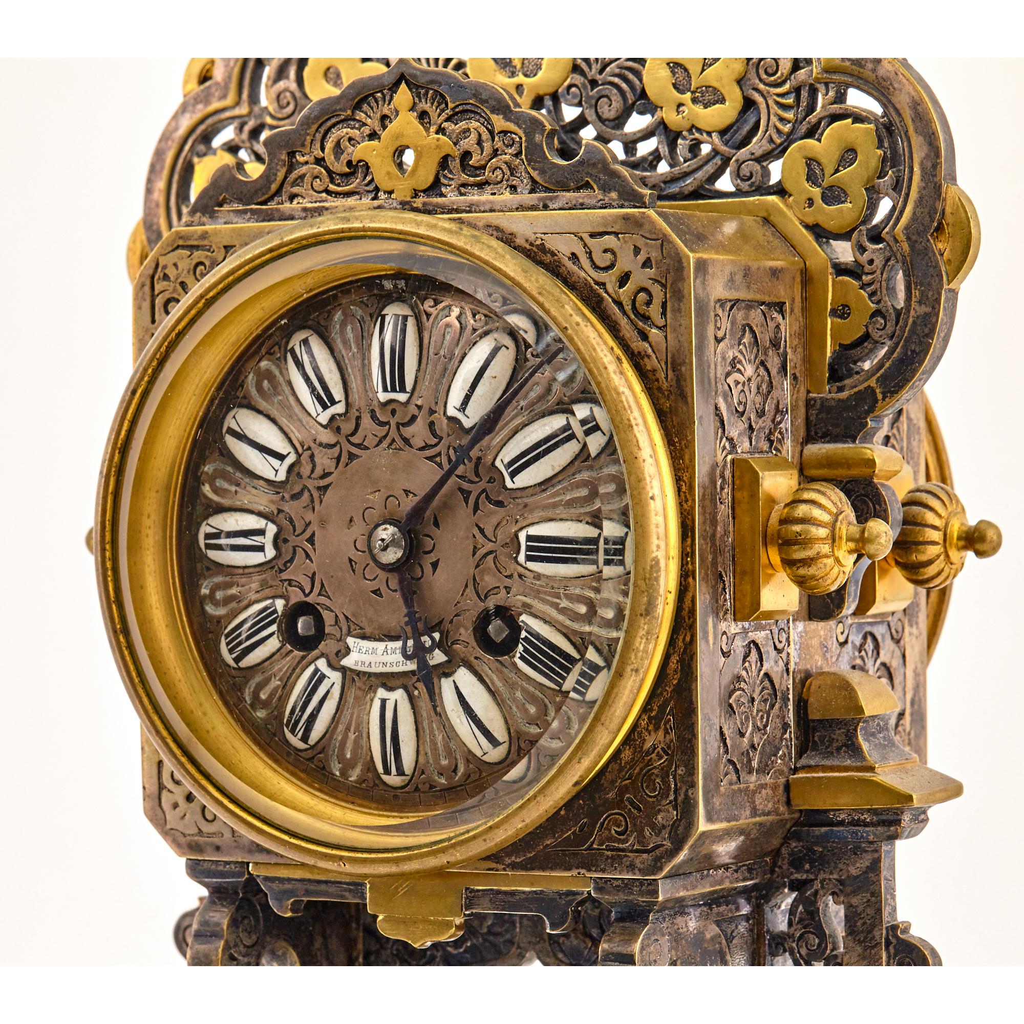 Allemand Importante horloge de cheminée allemande en bronze doré et argenté de Braunschweig en vente