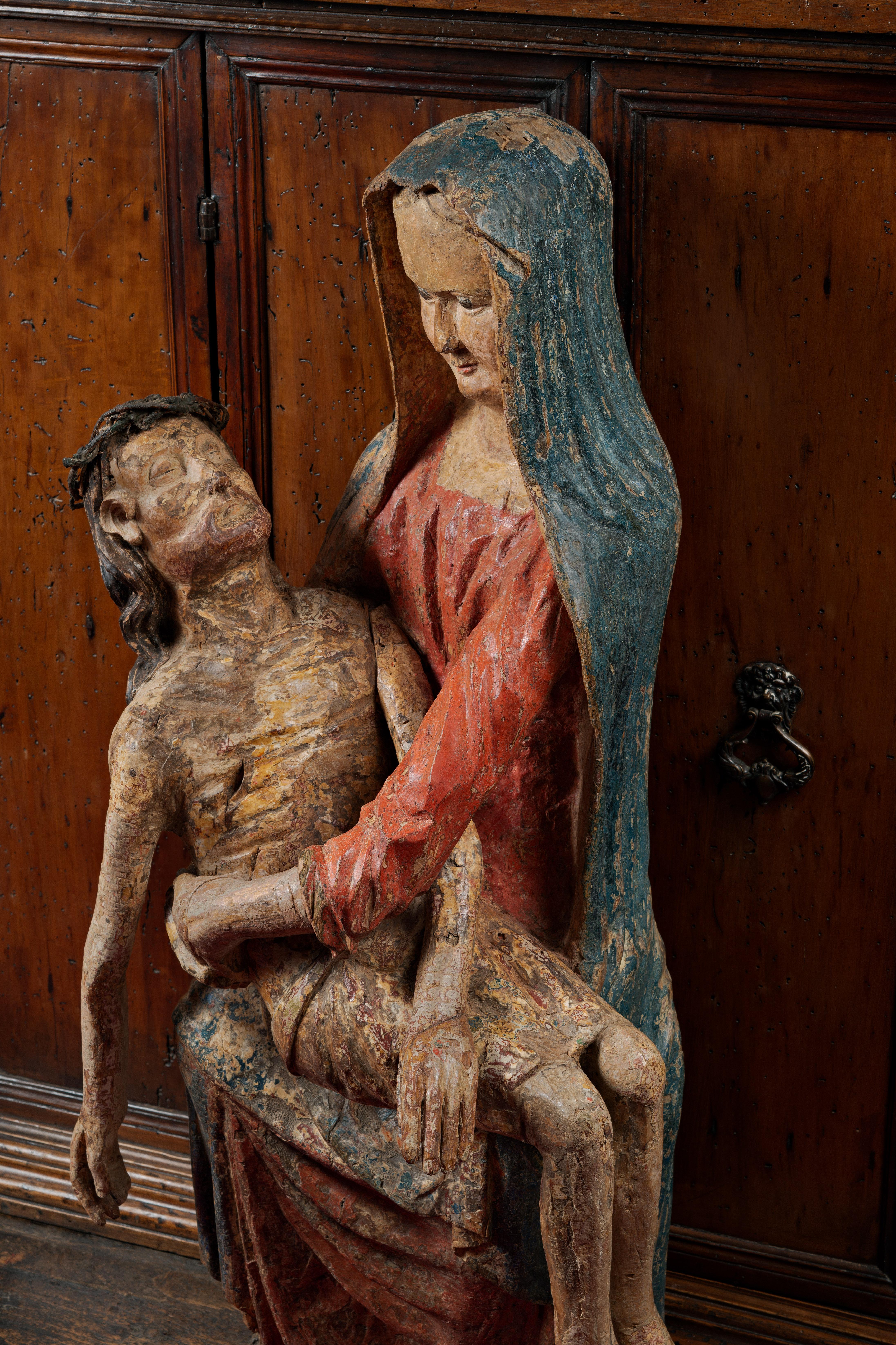 IMPORTANT GERMAN PIETÀ FROM THE 14th CENTURY
 
ORIGIN: GERMANY, REGION DE COLOGNE
PERIOD: BEGINNING IF THE 14th CENTURY, ca. 1330

Height: 98 cm
Length: 45 cm
Depth: 33 cm


Polychromed linden wood
Good condition of