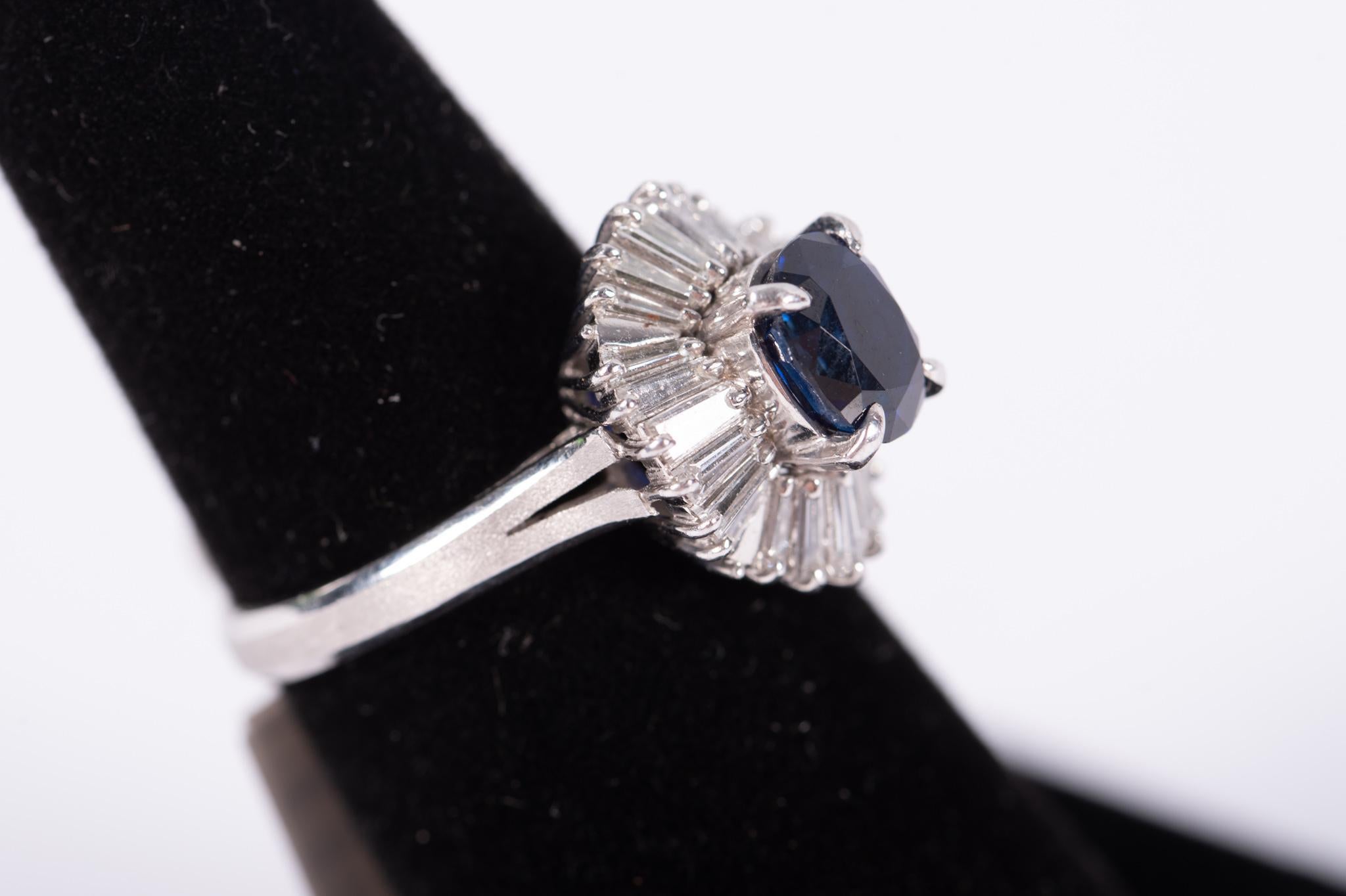 Important GIA Certified 18KT Gold Large Natural Oval Blue Sapphire Diamond Ring In New Condition For Sale In New York, NY