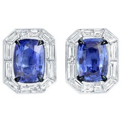 Wichtige GIA-zertifizierte blaue Saphir-Ohrstecker mit Diamant-Halo 13,3 Karat Tot