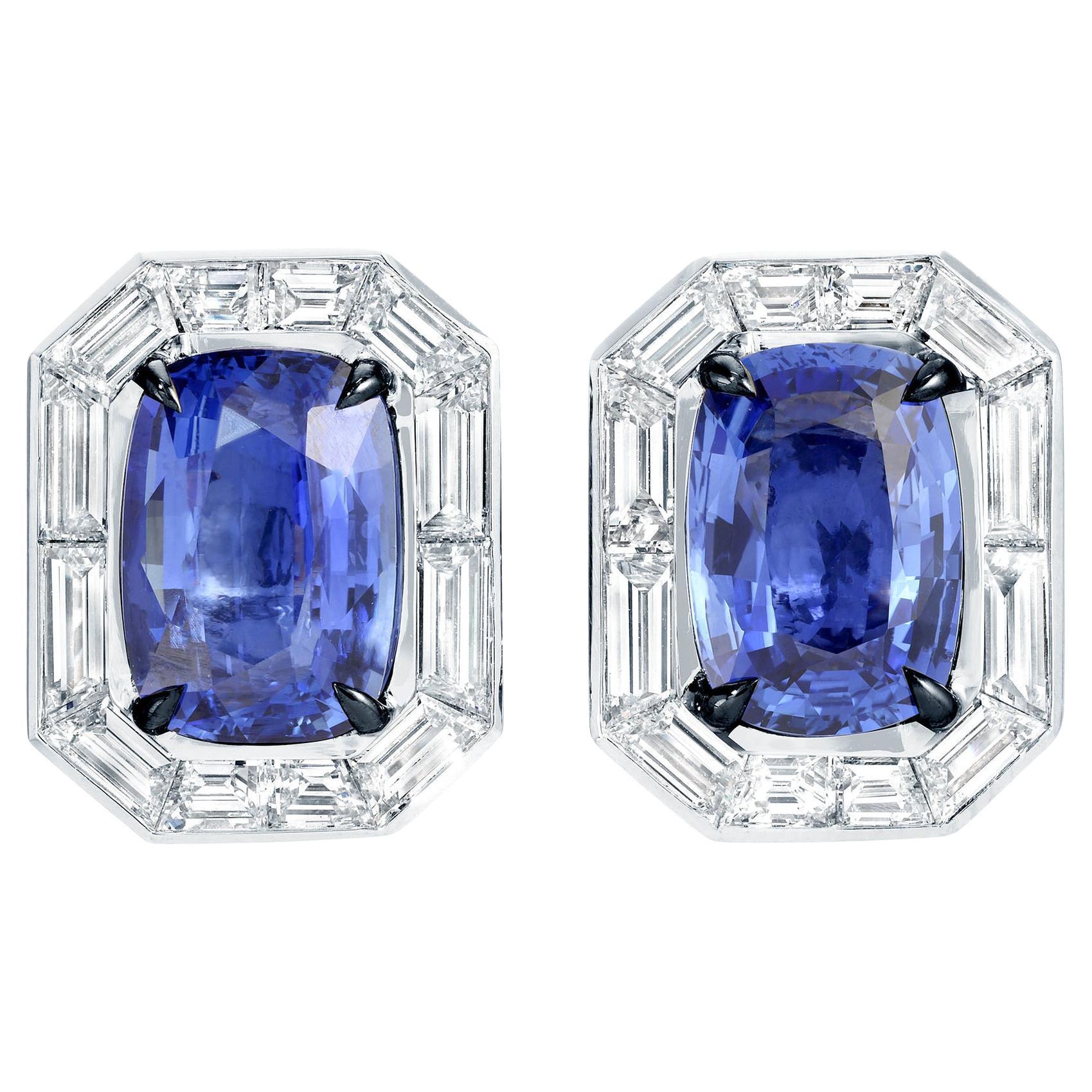 Importantes clous d'oreilles en saphir bleu certifié GIA avec halo de diamants 13,3 carats Tot en vente