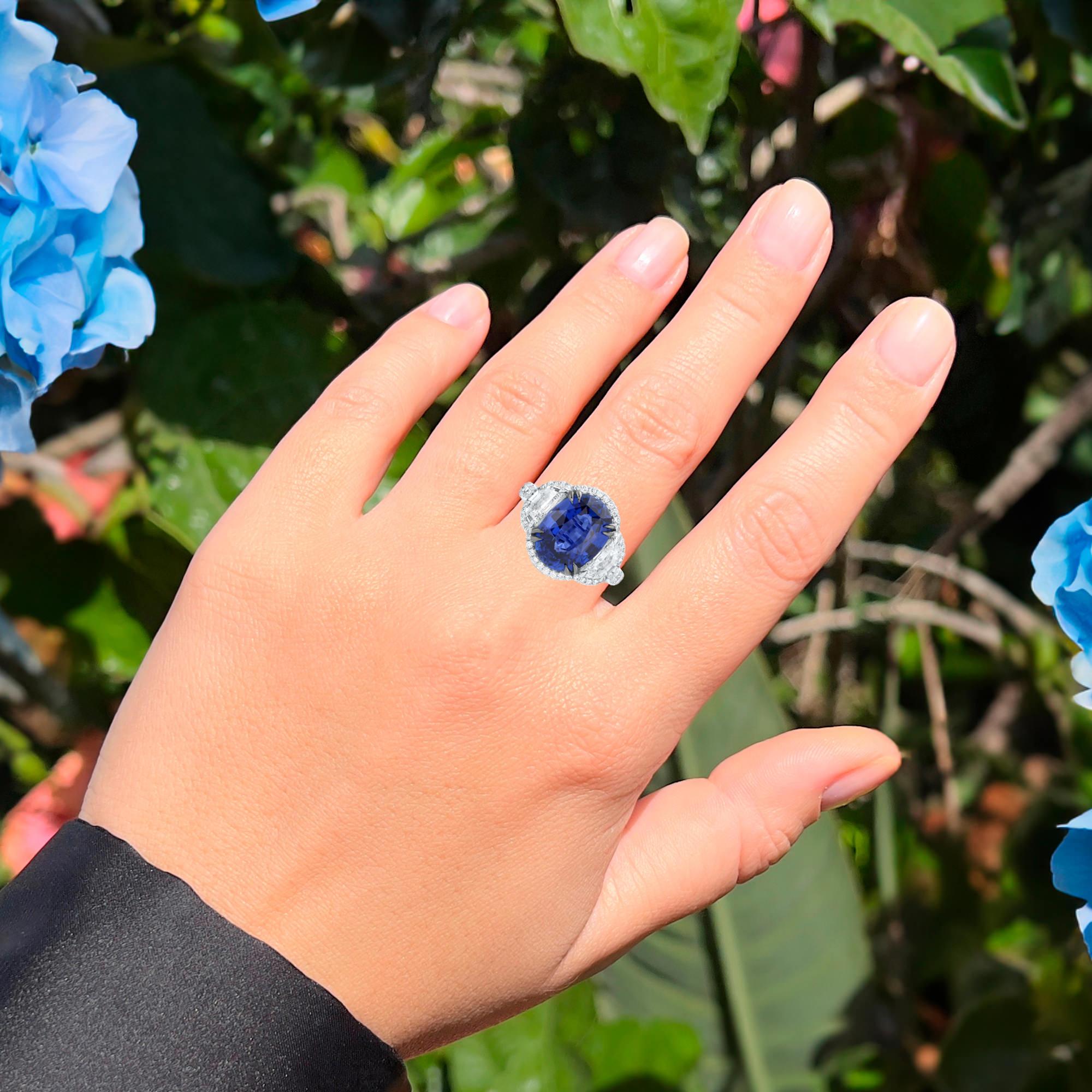 Viene con el Certificado GIA
Todas las piedras preciosas son naturales
Zafiro azul certificado por GIA = 5,98 quilates
Talla: Oval
56 Diamantes = 1,73 Quilates
Corte: Media Luna, Redonda
Metal: Oro blanco de 18 quilates 
Talla del anillo: 6.5 US
*Se