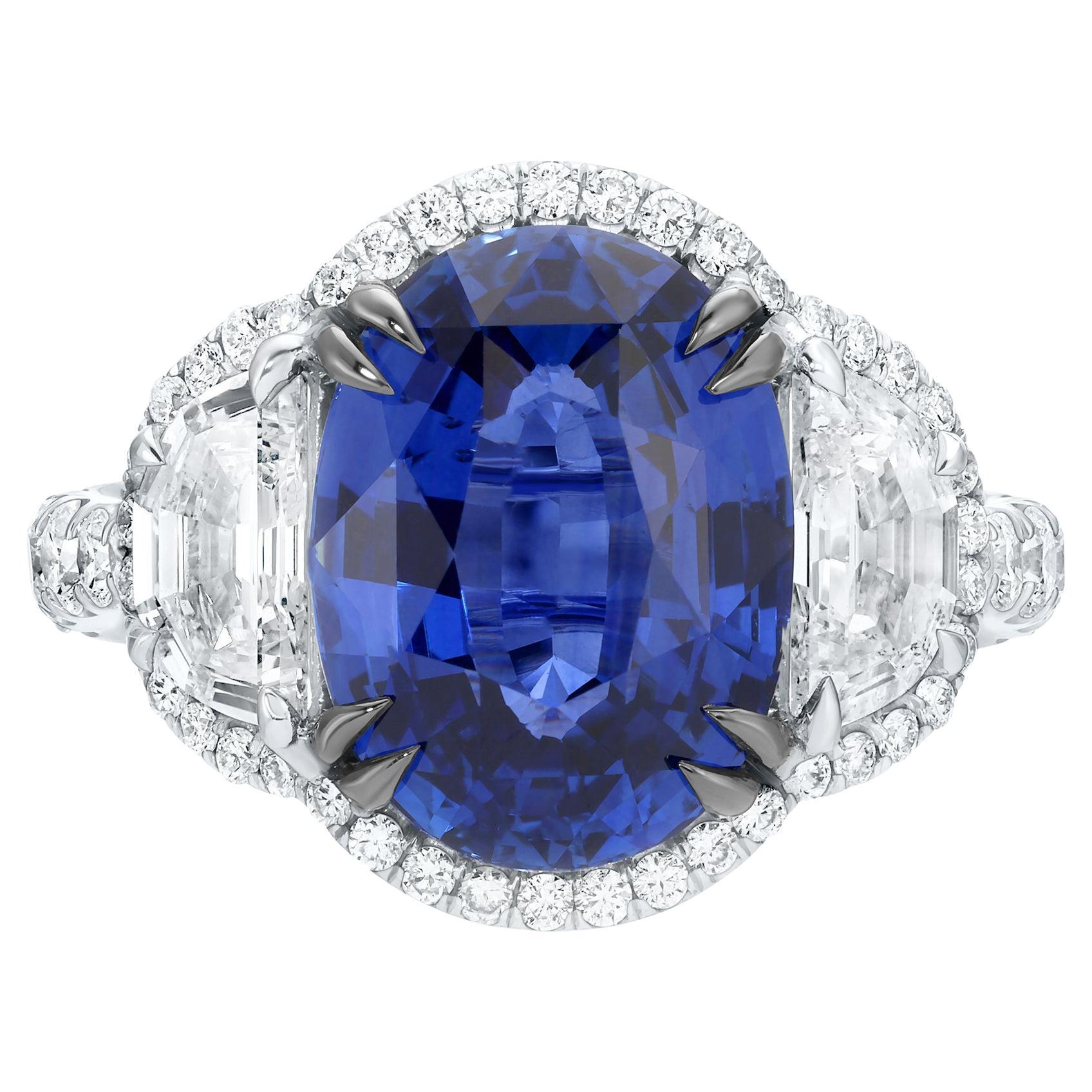 Importante Anillo de Tres Piedras de Zafiro Azul Certificado por el GIA Diamantes 7,71 Quilates 18K en venta