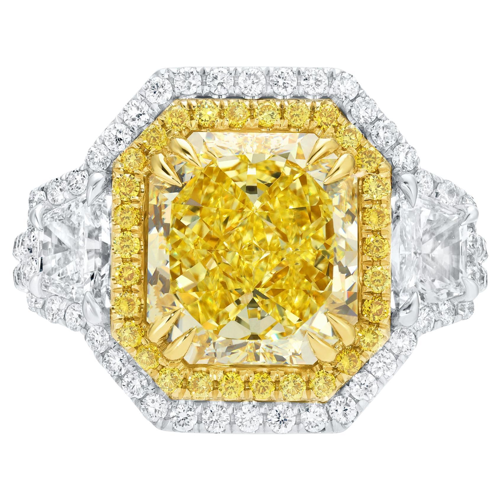 Importante anillo de diamantes amarillos de fantasía naturales certificados por el GIA de 5,15 quilates y oro de 18 quilates