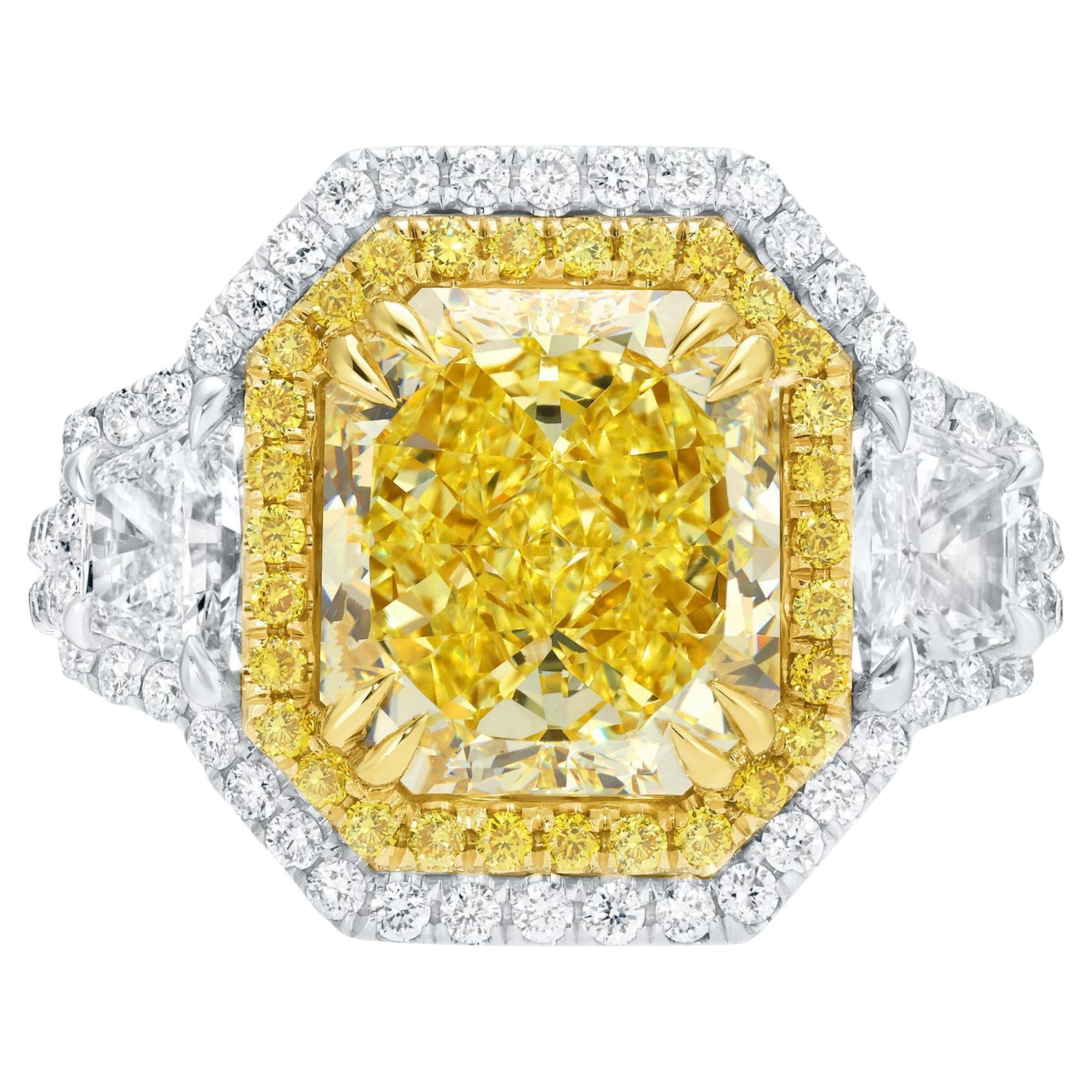 Importante anillo de diamantes amarillos de fantasía naturales certificados por el GIA de 5,15 quilates y oro de 18 quilates en venta