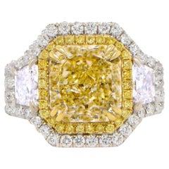 Importante anello con diamante giallo naturale fantasia certificato GIA da 5,23 carati in oro 18 carati