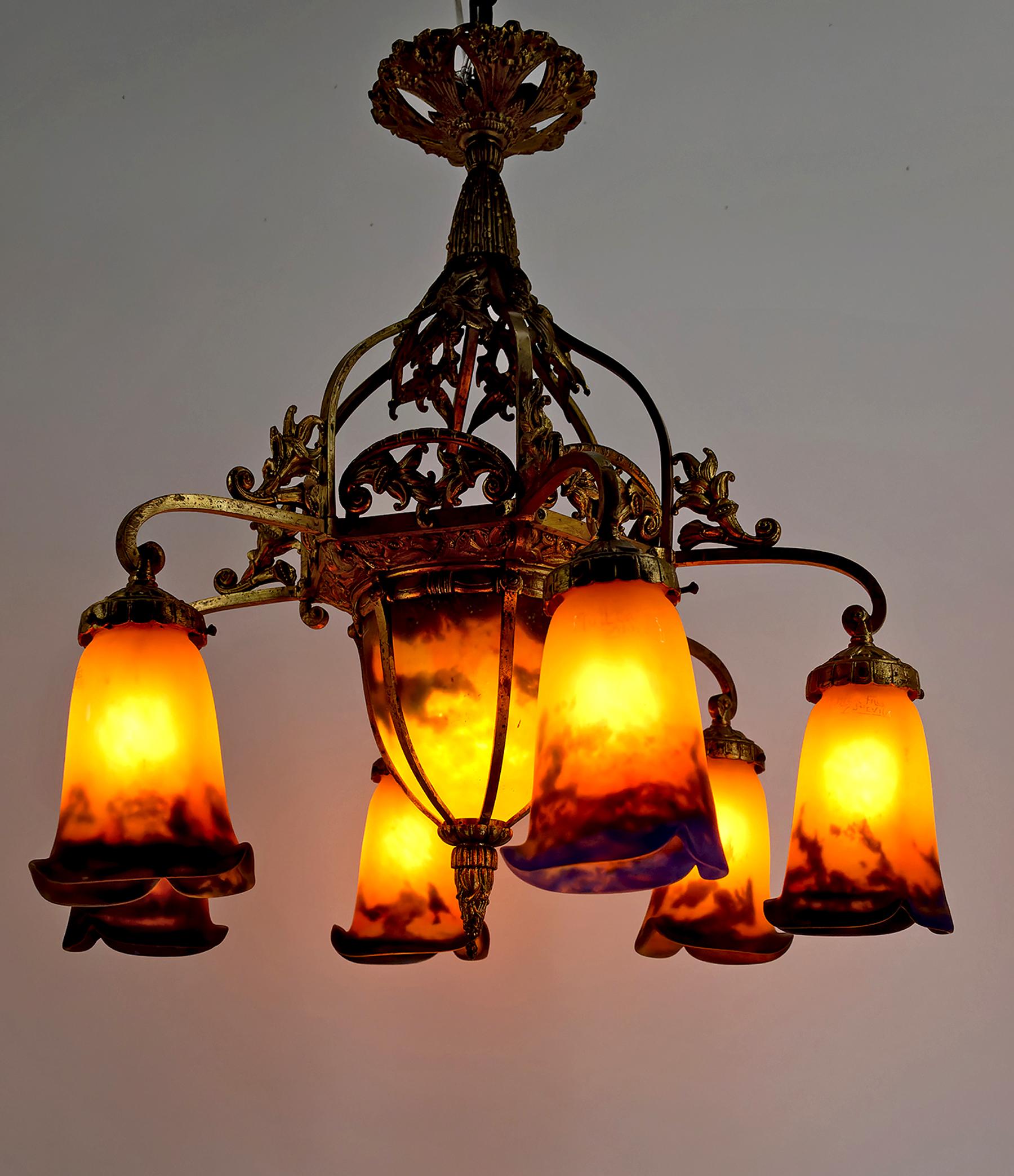 Important gilded bronze and blown glass chandelier, Muller Frères, France, 1920 For Sale 9