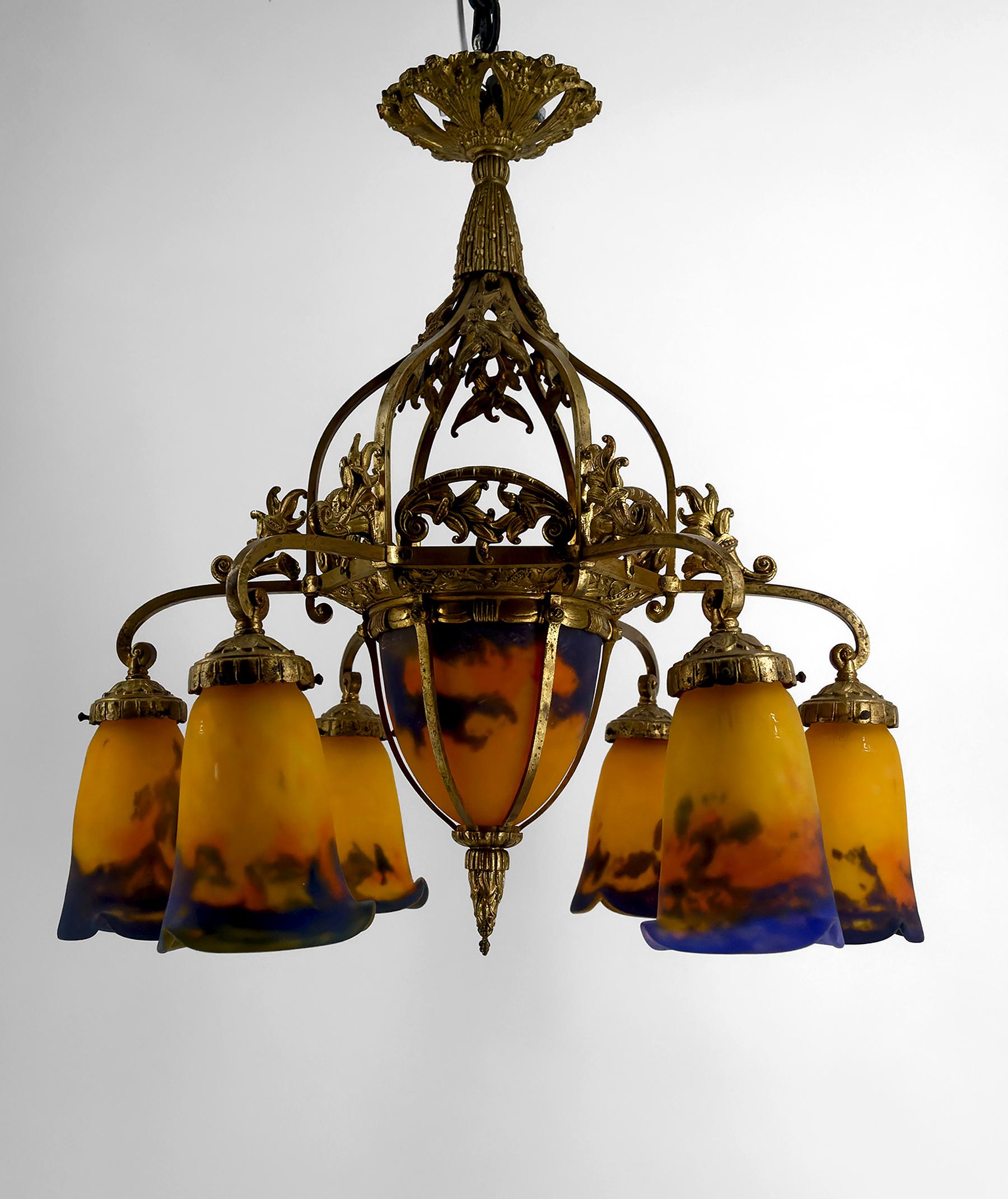We are pleased to present an important and exceptional chandelier created by the renowned Muller Frères Lunéville workshop, a true masterpiece of French Art Deco. 

Crafted in the 1920s, this light fixture combines timeless elegance, exceptional