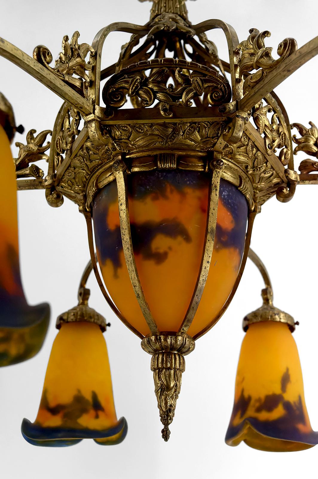 Important gilded bronze and blown glass chandelier, Muller Frères, France, 1920 In Good Condition For Sale In VÉZELAY, FR