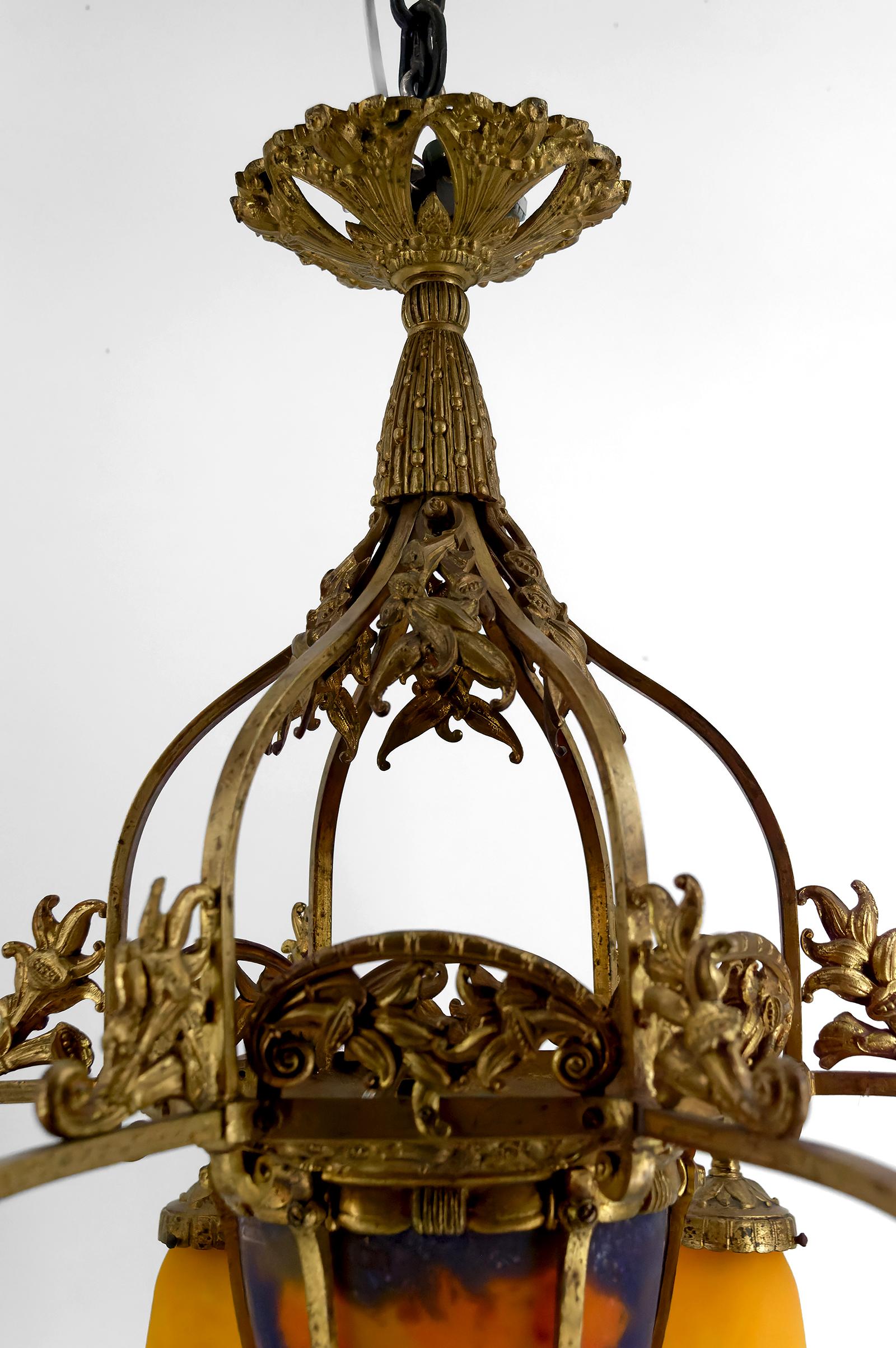 Bronze Important gilded bronze and blown glass chandelier, Muller Frères, France, 1920 For Sale