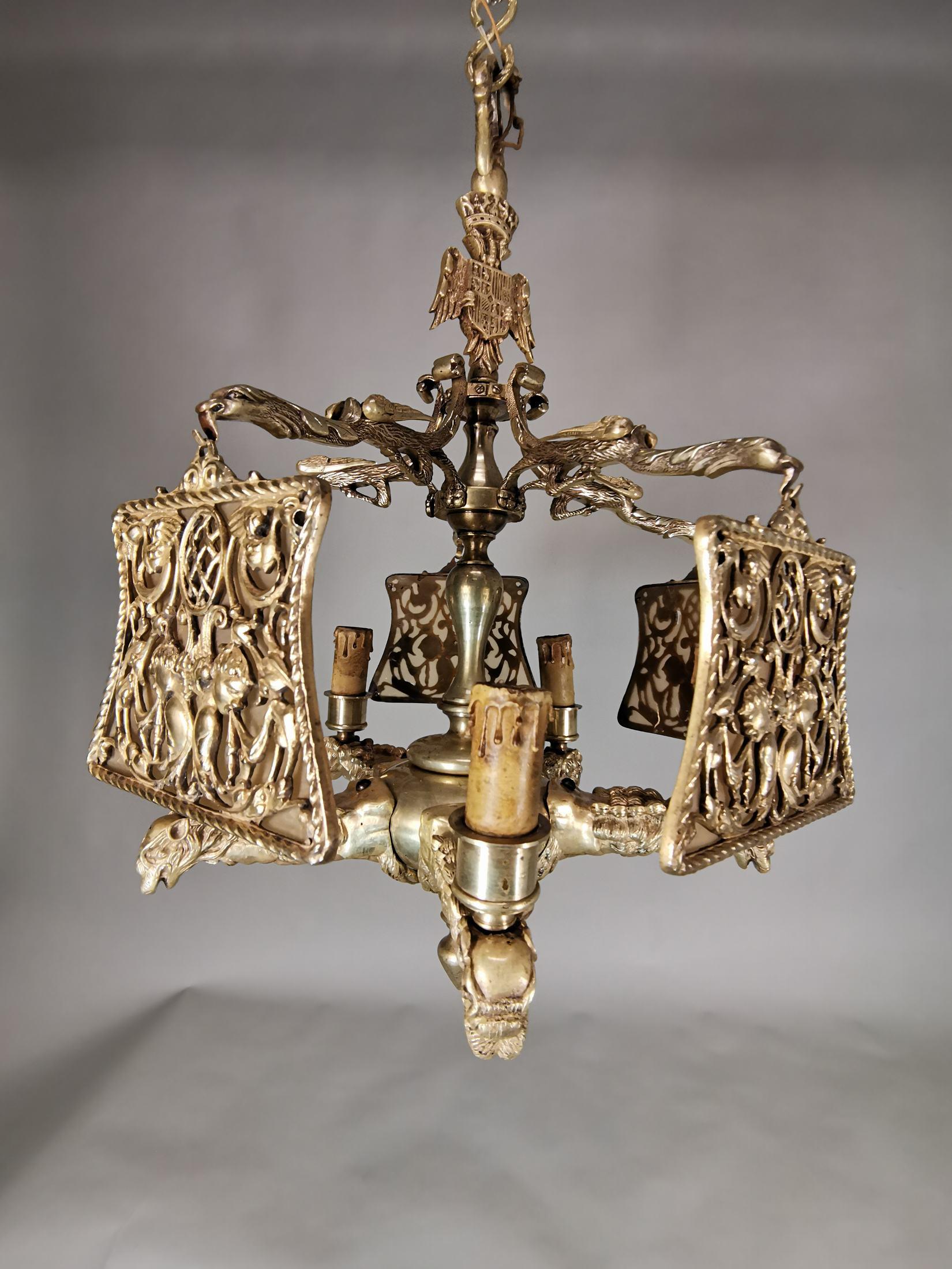 Importante lampe en bronze doré du 19e siècle
Décorée de dragons et couronnée d'un bouclier nobiliaire, elle pèse 20 kg et mesure 70 cm de haut et 50 cm de diamètre.