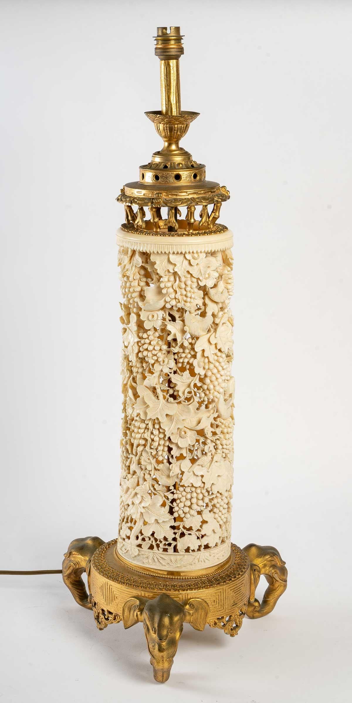 An important gilt bronze and carved ivory lamp, Chinese work of the 19th century, Napoleon III period.

Measures: H: 69 cm, D: 30 cm.