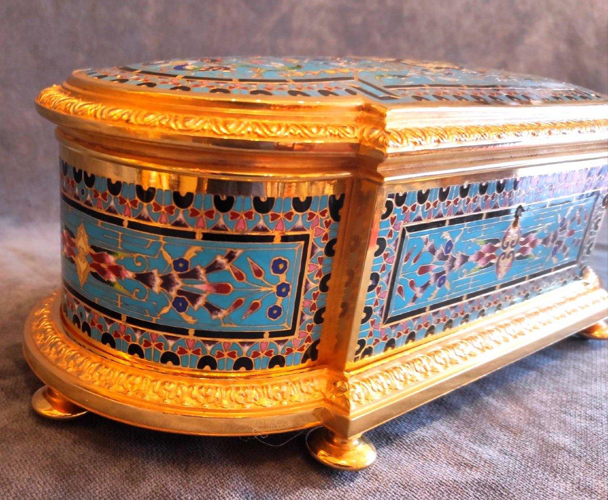 Important gilt bronze and cloisonné enamel box, 19th century.
In perfect condition with its original key.
Red velvet cover inside.
Width : 32 cm
Height : 12 cm
Depth : 16 cm.
