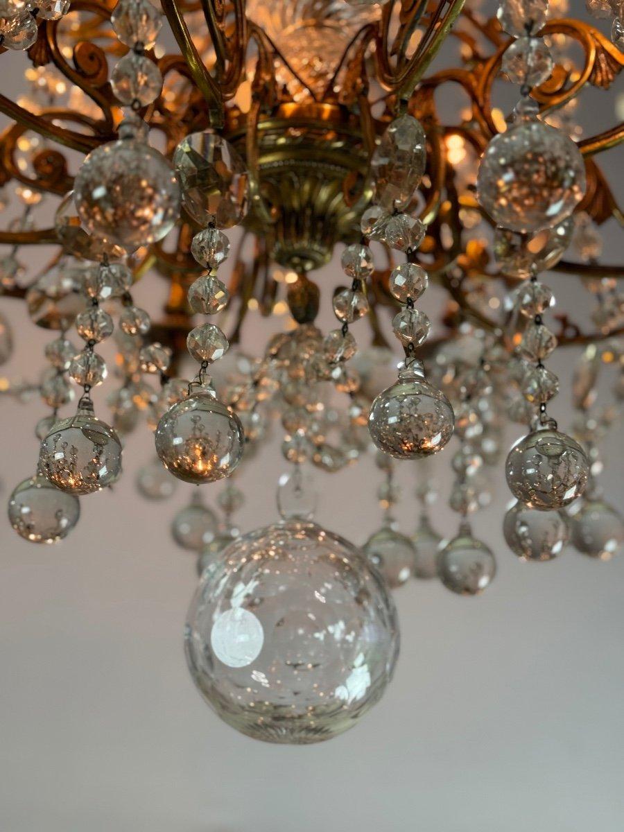 Europeo Importante lampadario in bronzo dorato con sfere di vetro, CIRCA 1890 in vendita