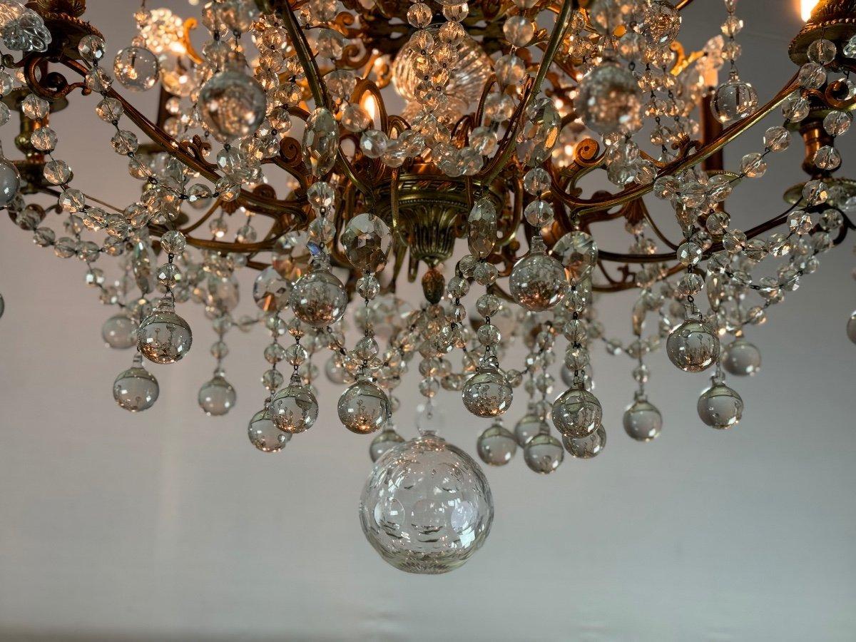 Metallo Importante lampadario in bronzo dorato con sfere di vetro, CIRCA 1890 in vendita