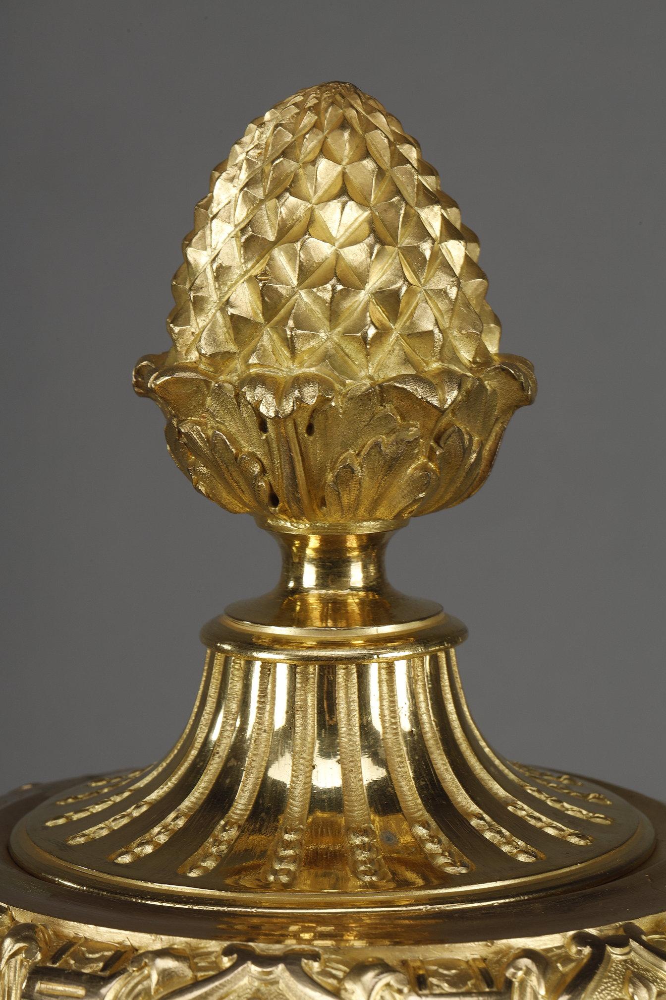 Importante vaso coperto di forma ovoidale in bronzo dorato in vendita 6