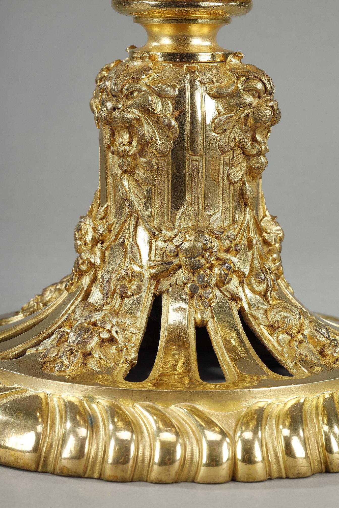 Importante vaso coperto di forma ovoidale in bronzo dorato in vendita 10
