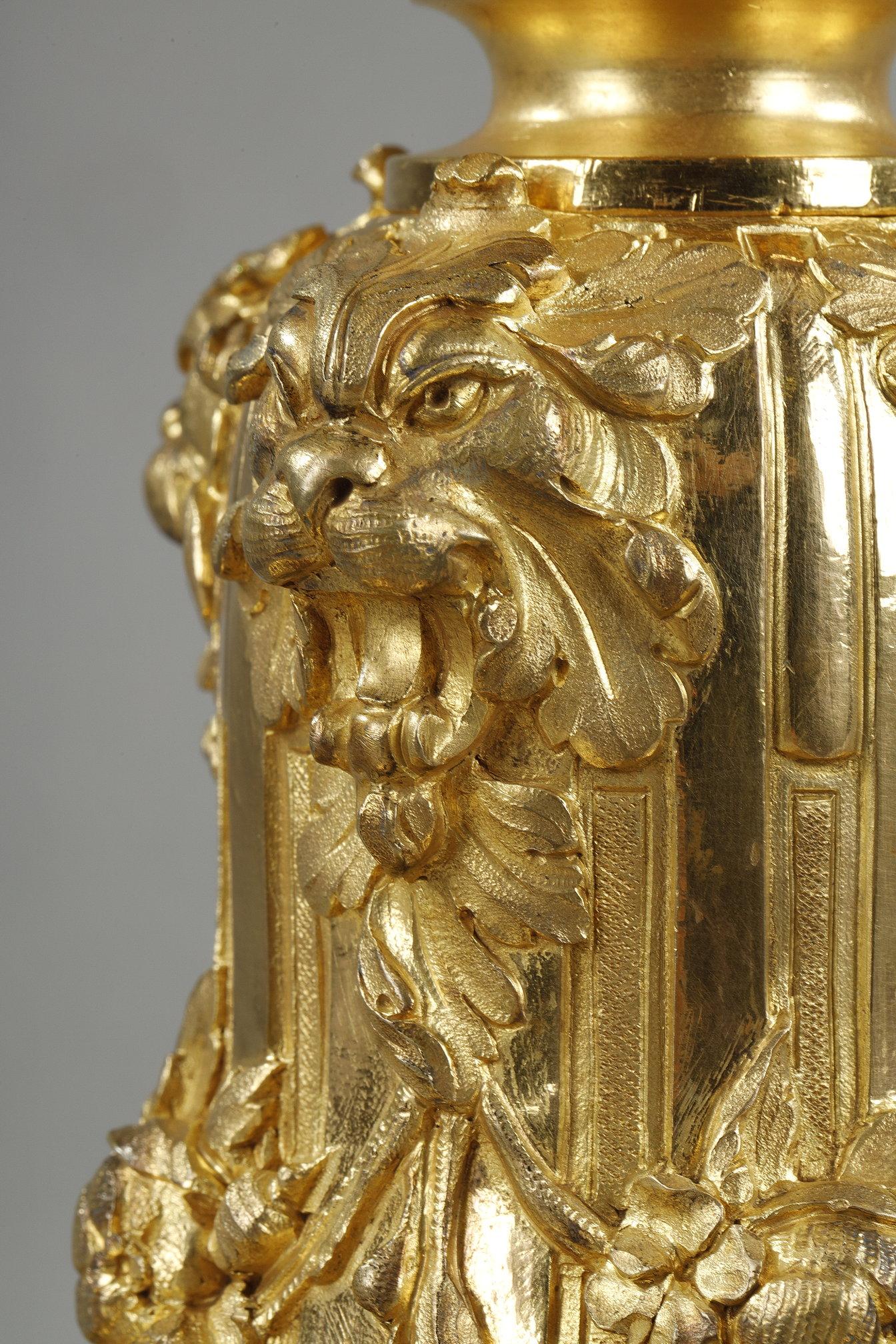 Importante vaso coperto di forma ovoidale in bronzo dorato in vendita 11