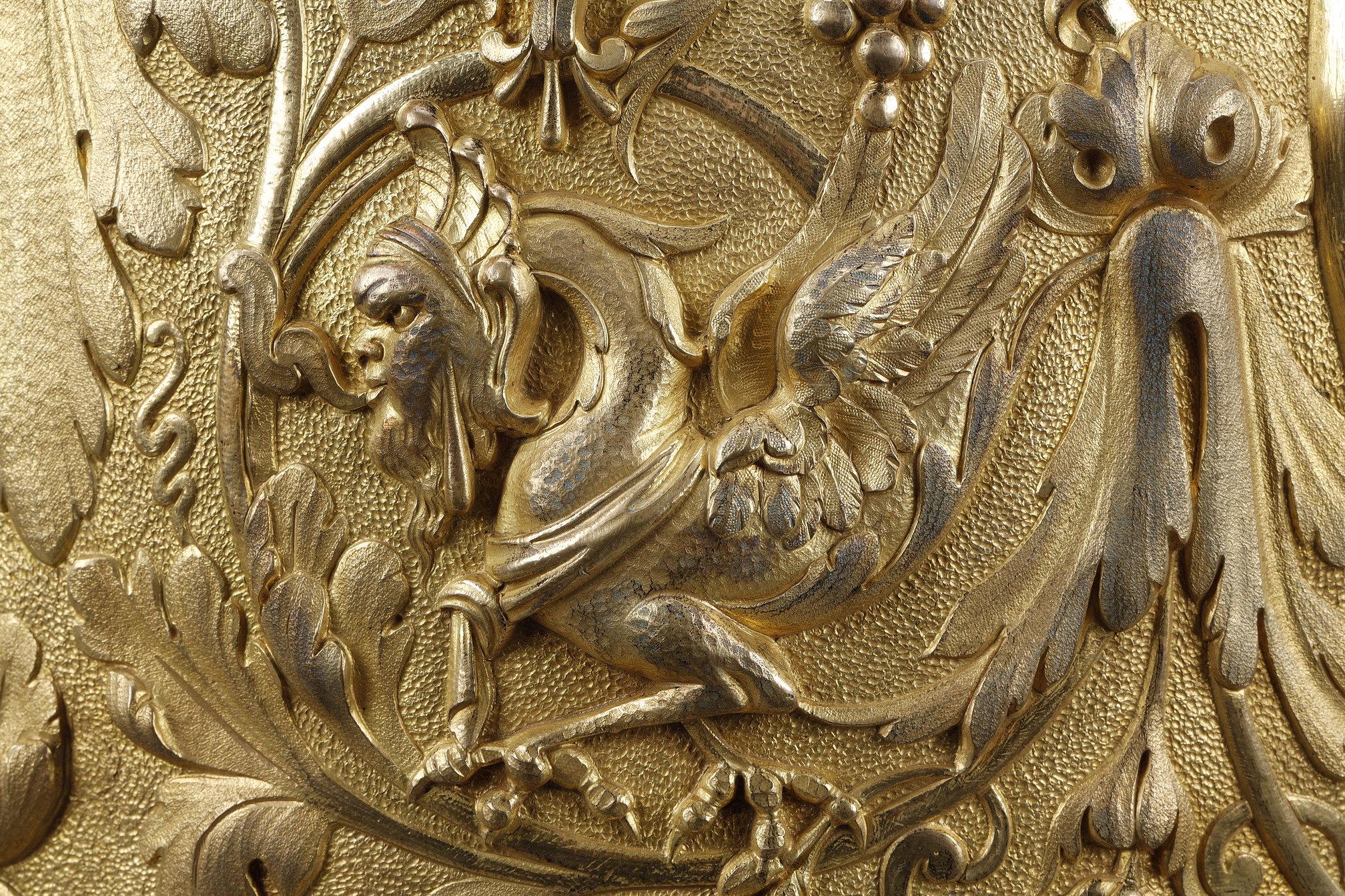 Importante vaso coperto di forma ovoidale in bronzo dorato in vendita 13