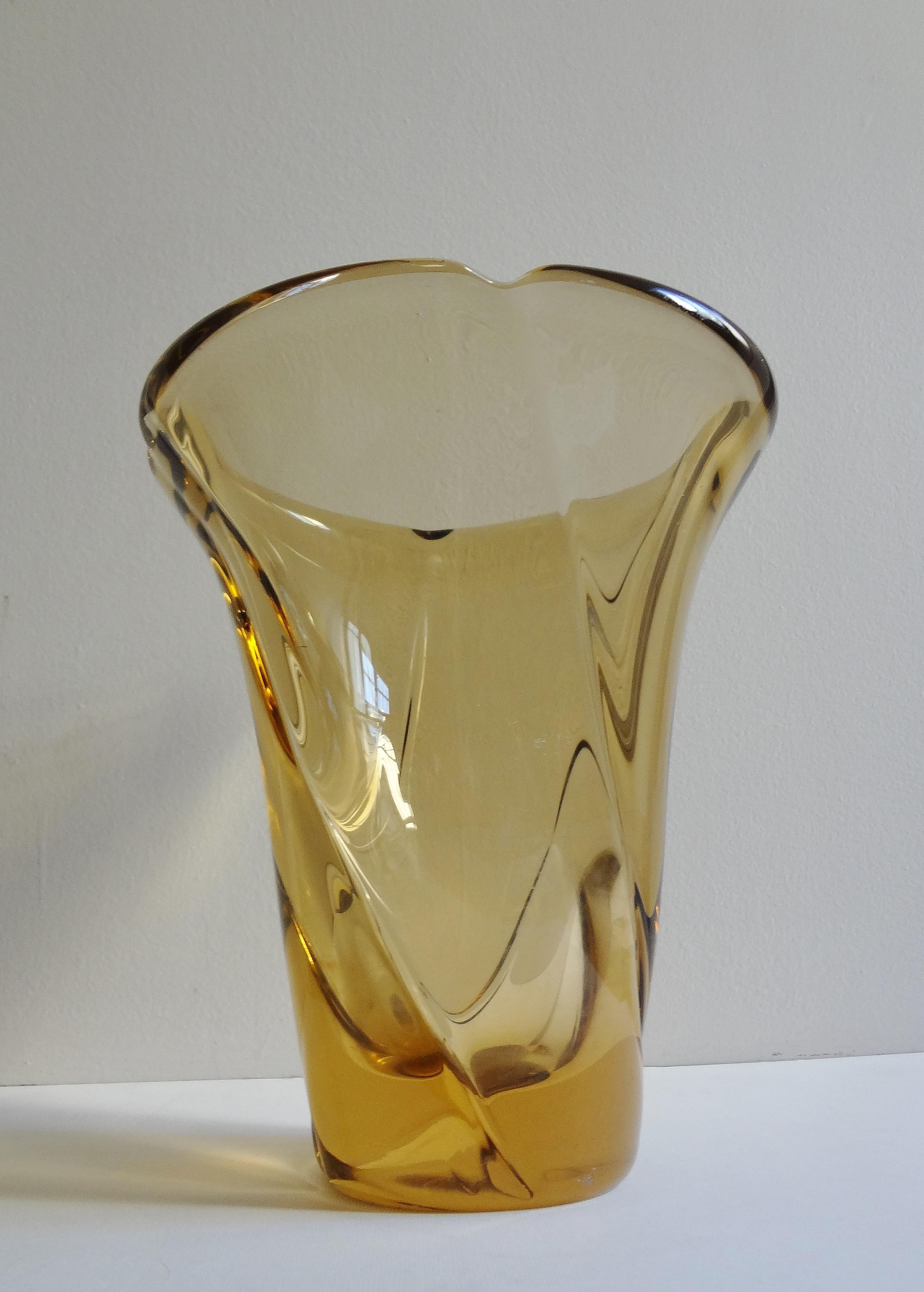 DAUM, France, circa 1955.
Important yellow amber glass vase.
Signed Daum Nancy France.
Haut.29,5 x diam.26,5 cm.

Ref : Revue Ensembles mobiliers, 1956, vol.16, planche 32.
Catalogue raisonné DAUM
 





This refined translucent glass vase was