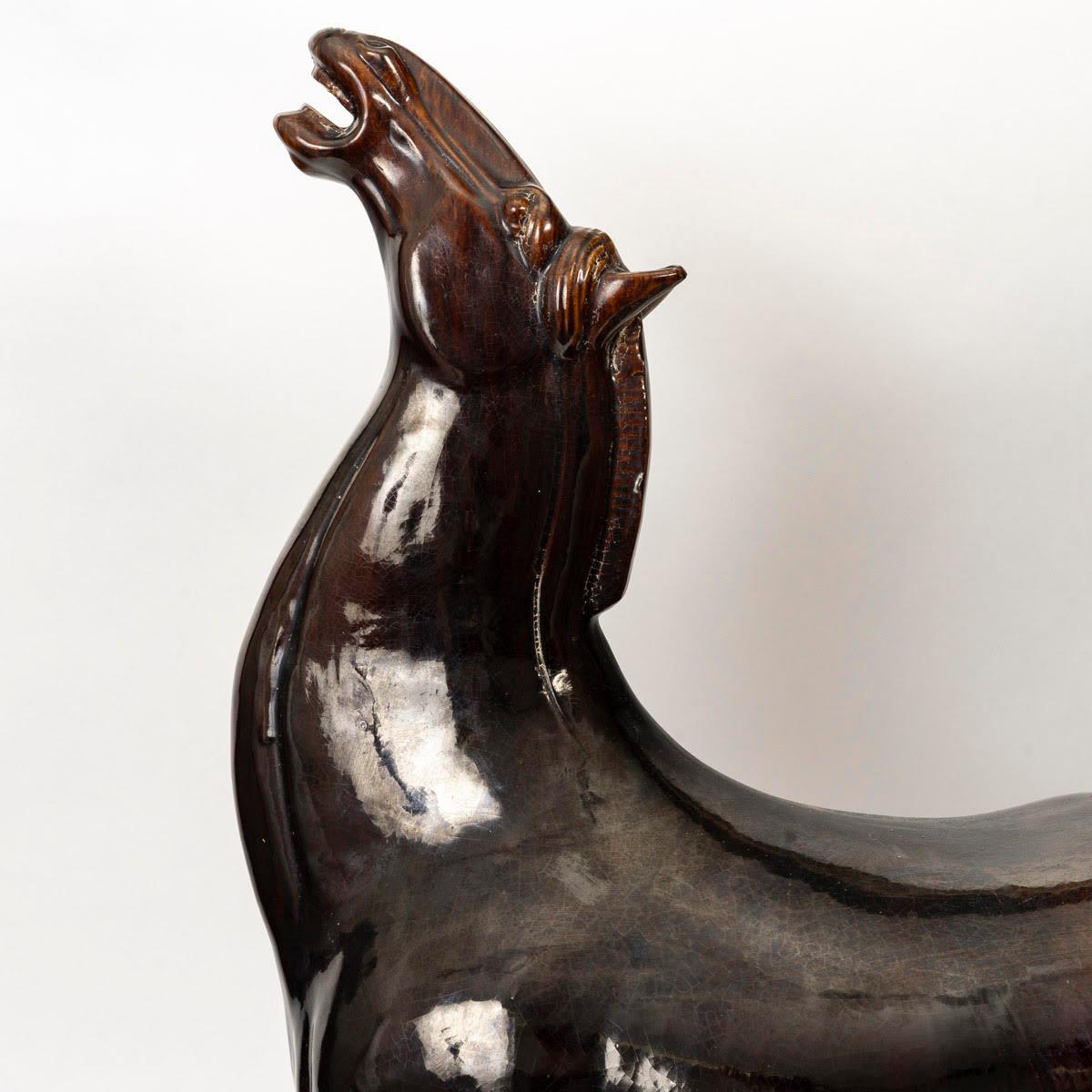 Importante caballo de terracota vidriada del siglo XX, arte asiático.

Escultura de caballo de terracota esmaltada del siglo XX, arte asiático.
Alto: 70 cm, Ancho: 57 cm, Fondo: 20 cm